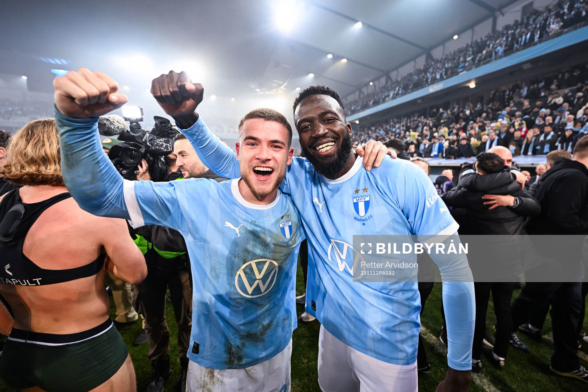 Malmö FFs Gabriel Busanello och Mahame Siby jublar över