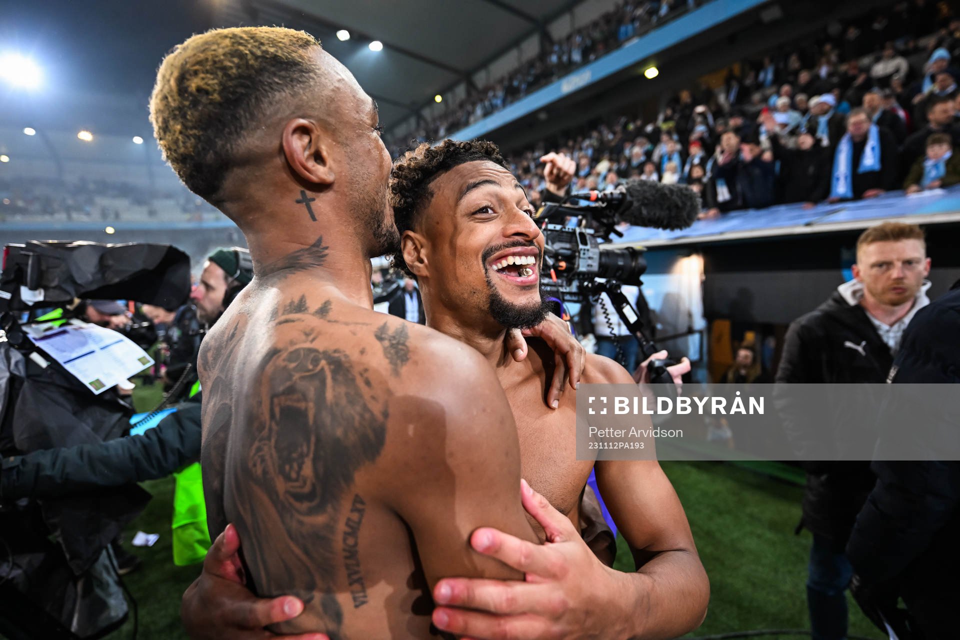 Malmö FFs Derek Cornelius och Joseph Ceesay jublar över