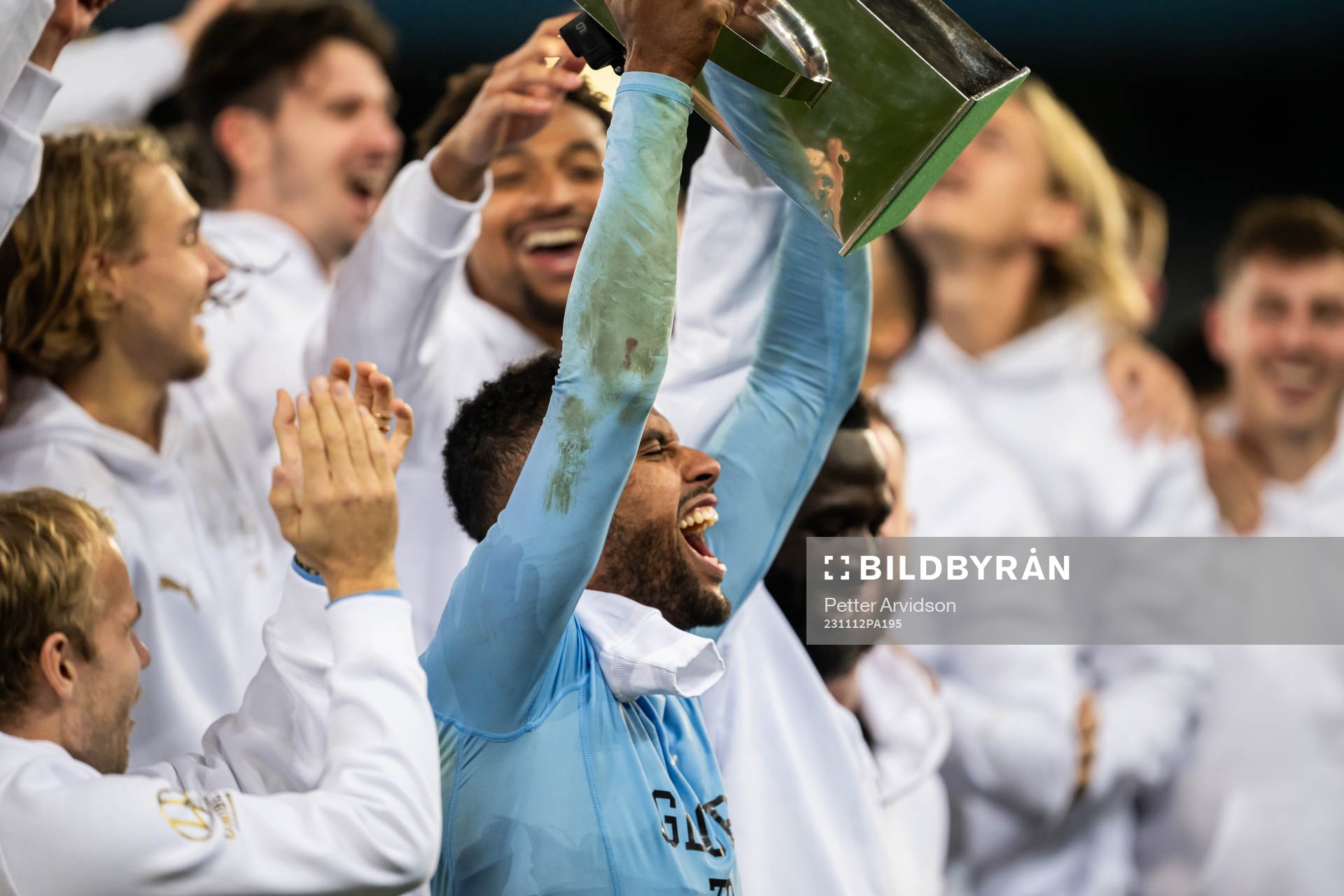 Malmö FFs Isaac Kiese Thelin lyfter Lennart Johanssons