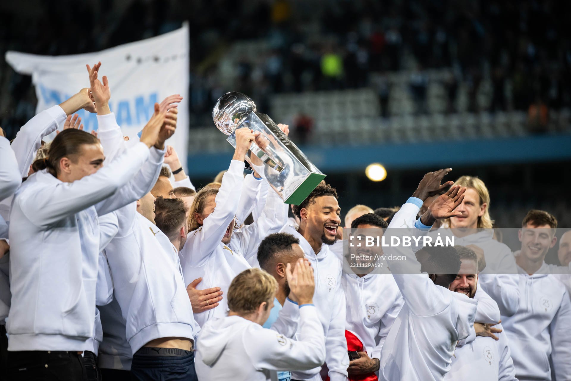 X231112 Malmö FFs spelare lyfter Lennart Johanssons pokal