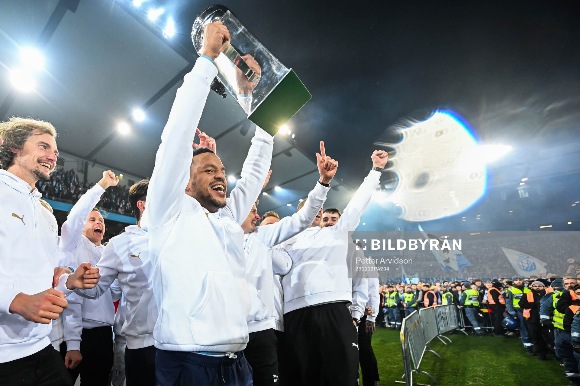 Malmö FFs Martin Olsson lyfter Lennart Johanssons pokal