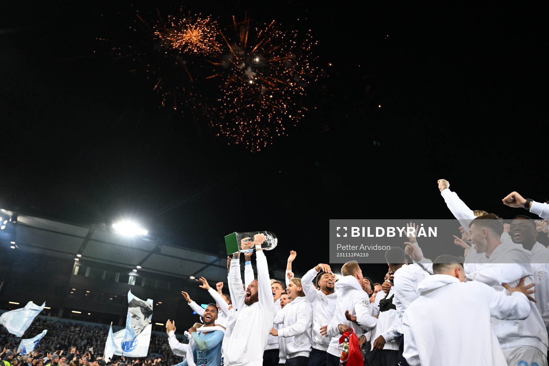 Malmö FFs Pontus Jansson lyfter Lennart Johanssons pokal