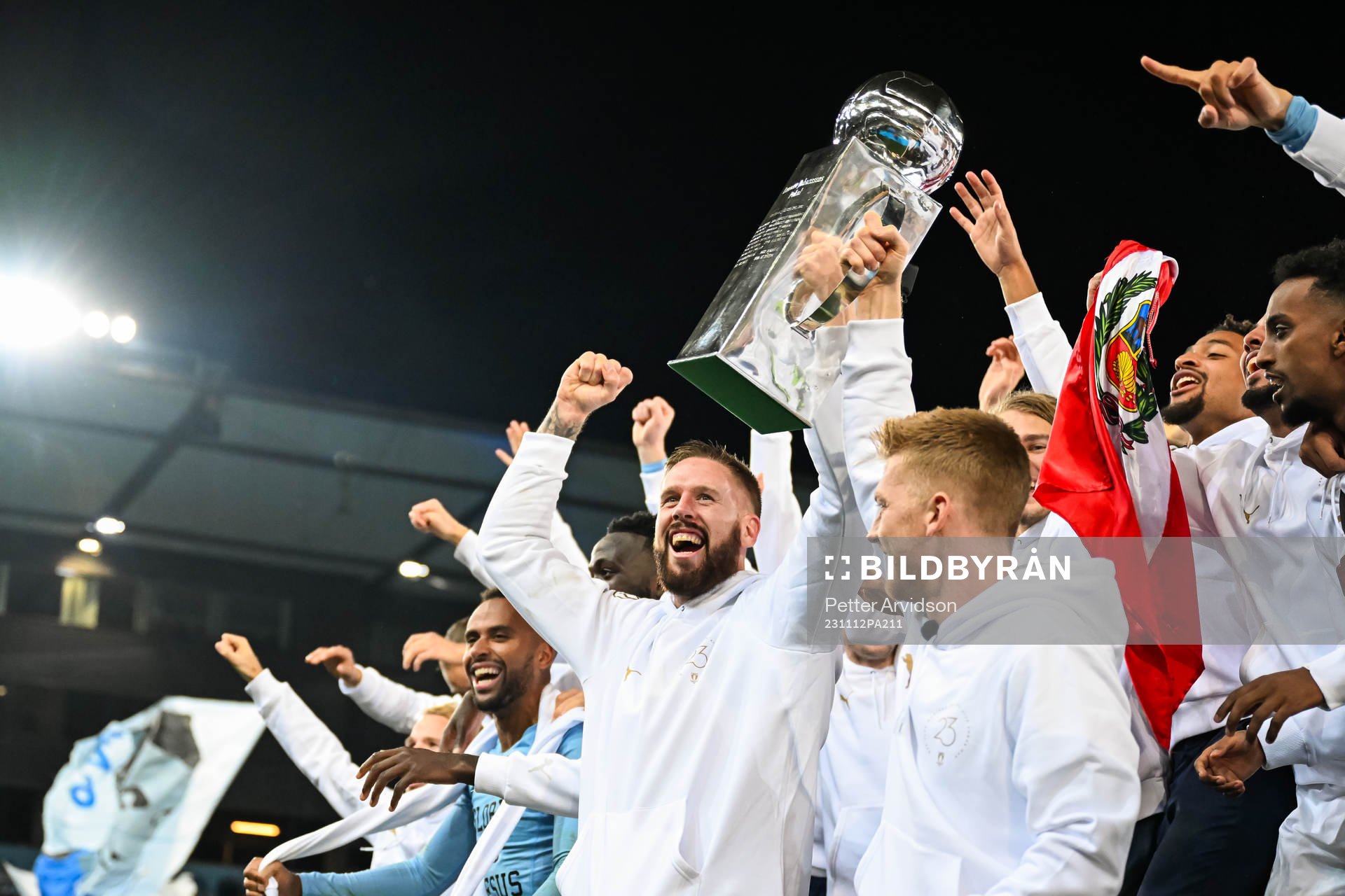 Malmö FFs Pontus Jansson lyfter Lennart Johanssons pokal