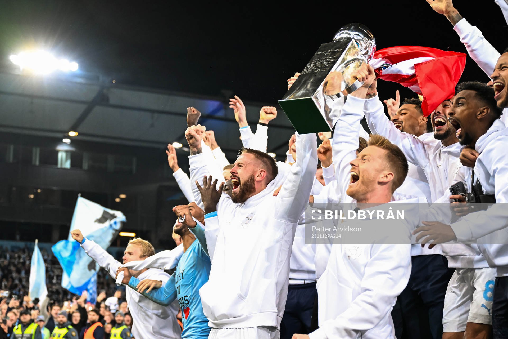 Malmö FFs Pontus Jansson och Anders Christiansen lyfter
