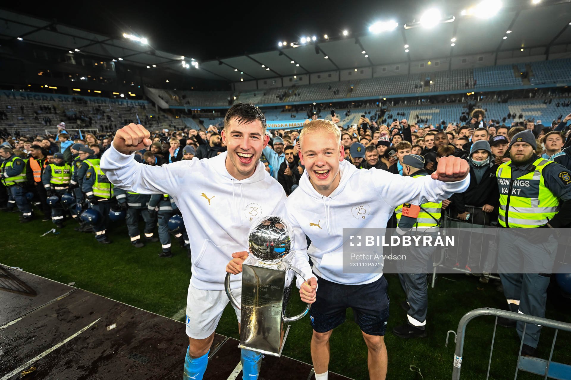 Malmö FFs Lasse Berg Johnsen och Otto Rosengren lyfter