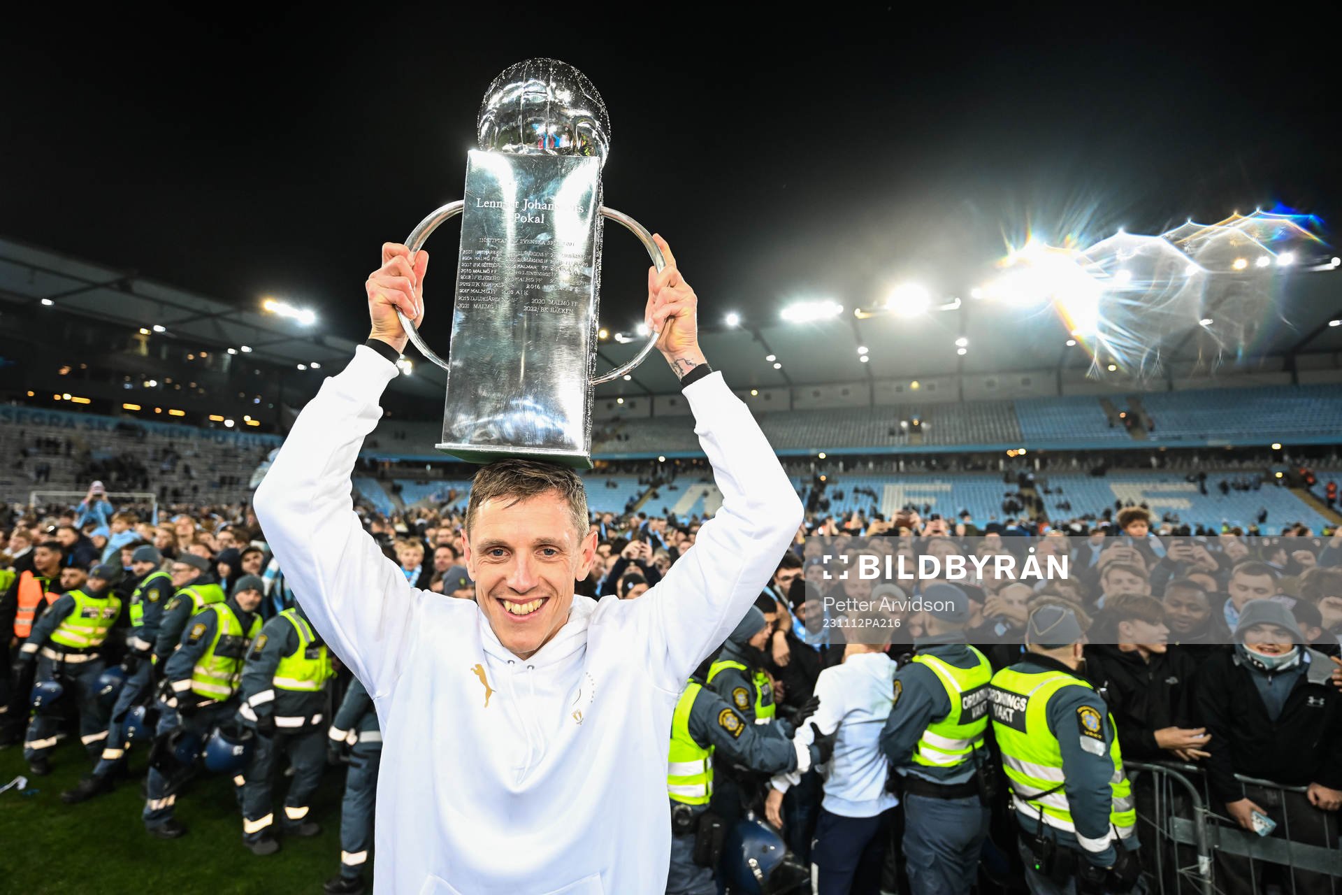 Malmö FFs Søren Rieks lyfter Lennart Johanssons pokal och
