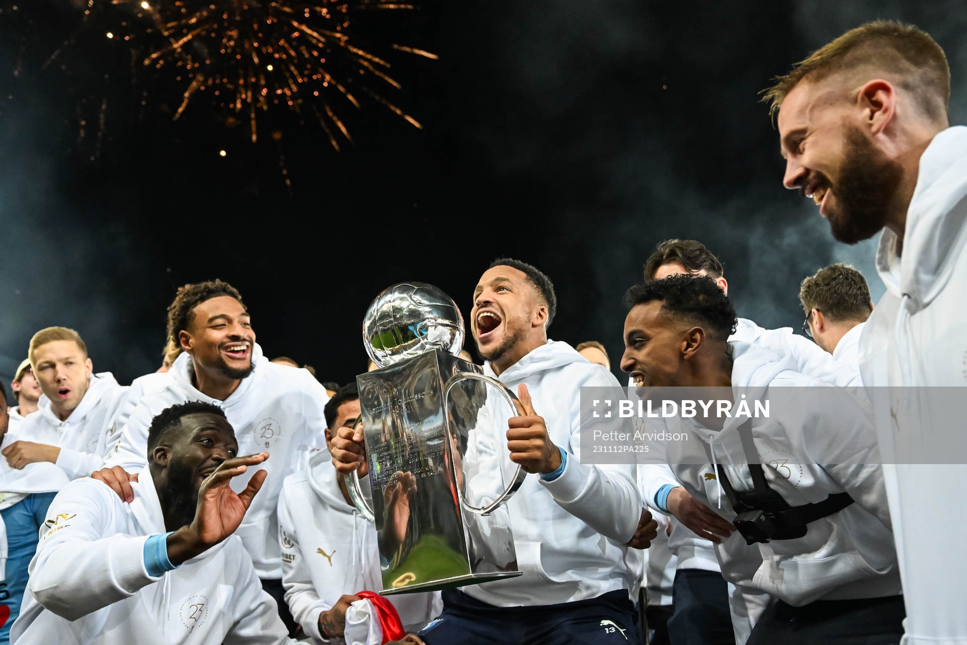 Malmö FFs Martin Olsson lyfter Lennart Johanssons pokal