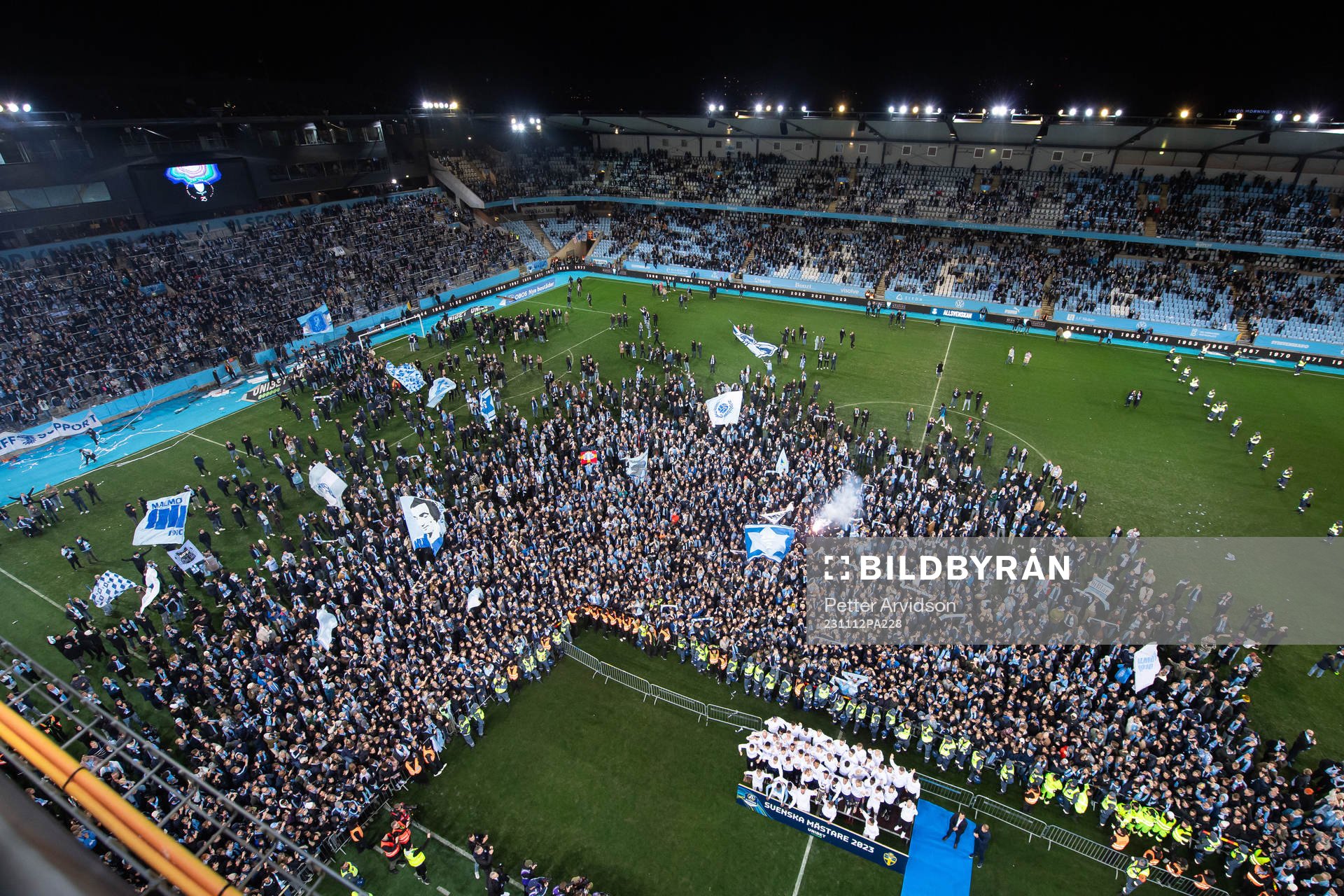 Malmö FFs spelare jublar med Lennart Johanssons pokal och