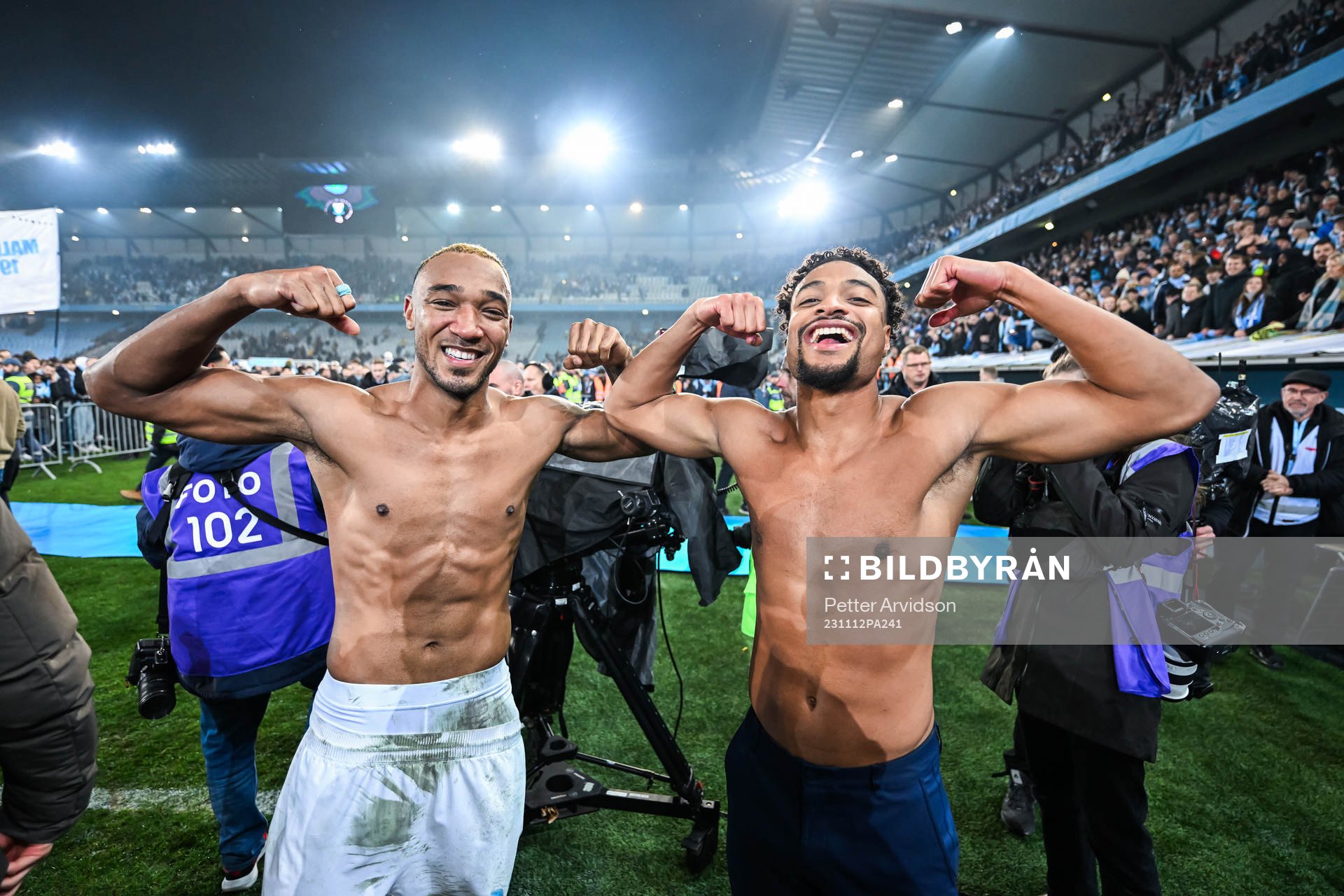 Malmö FFs Derek Cornelius och Joseph Ceesay jublar över