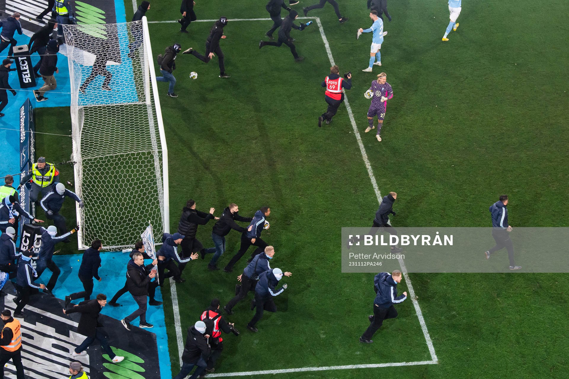 Malmö FFs målvakt Johan Dahlin jublar medan supportar