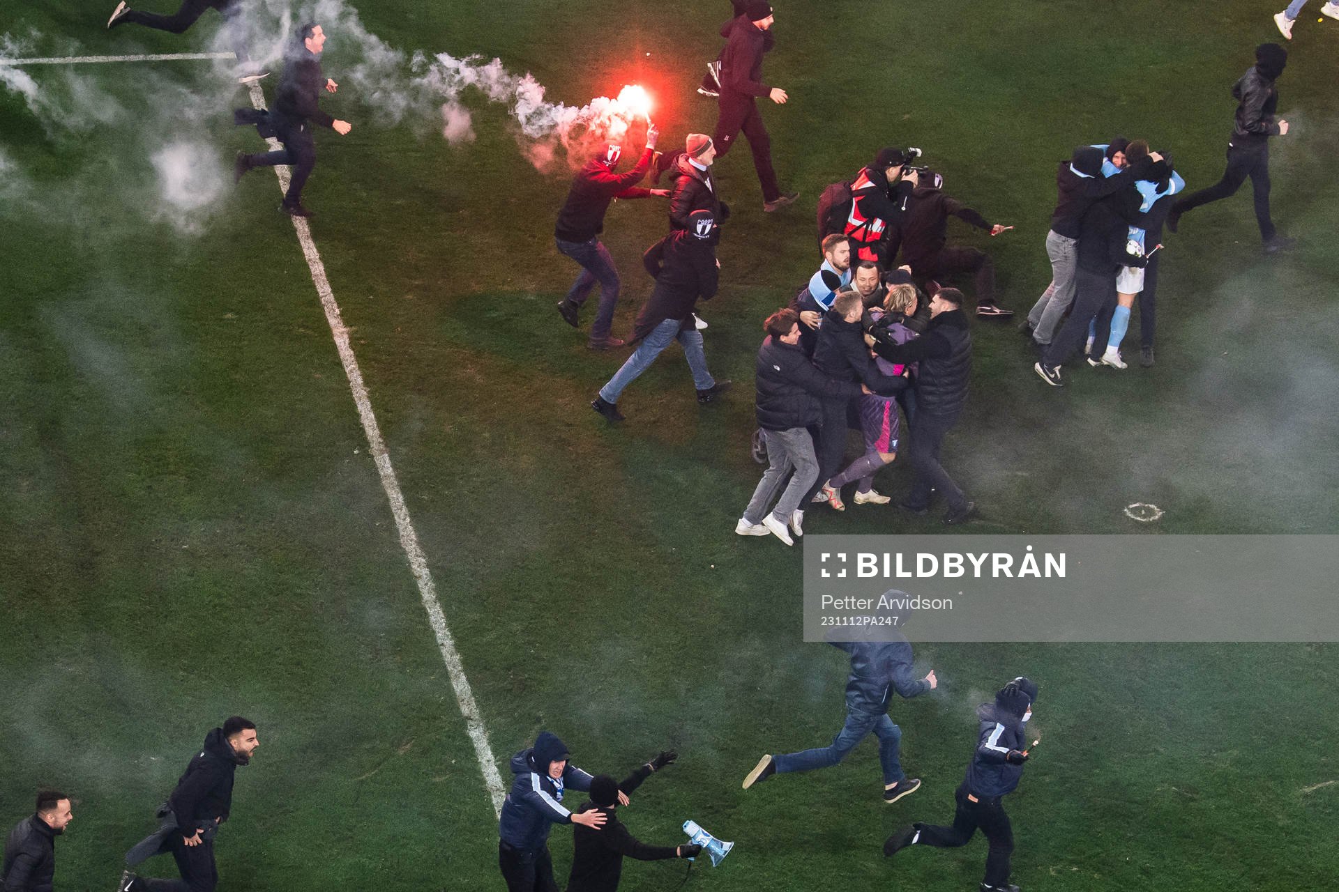 Malmö FFs målvakt Johan Dahlin jublar medan supportar