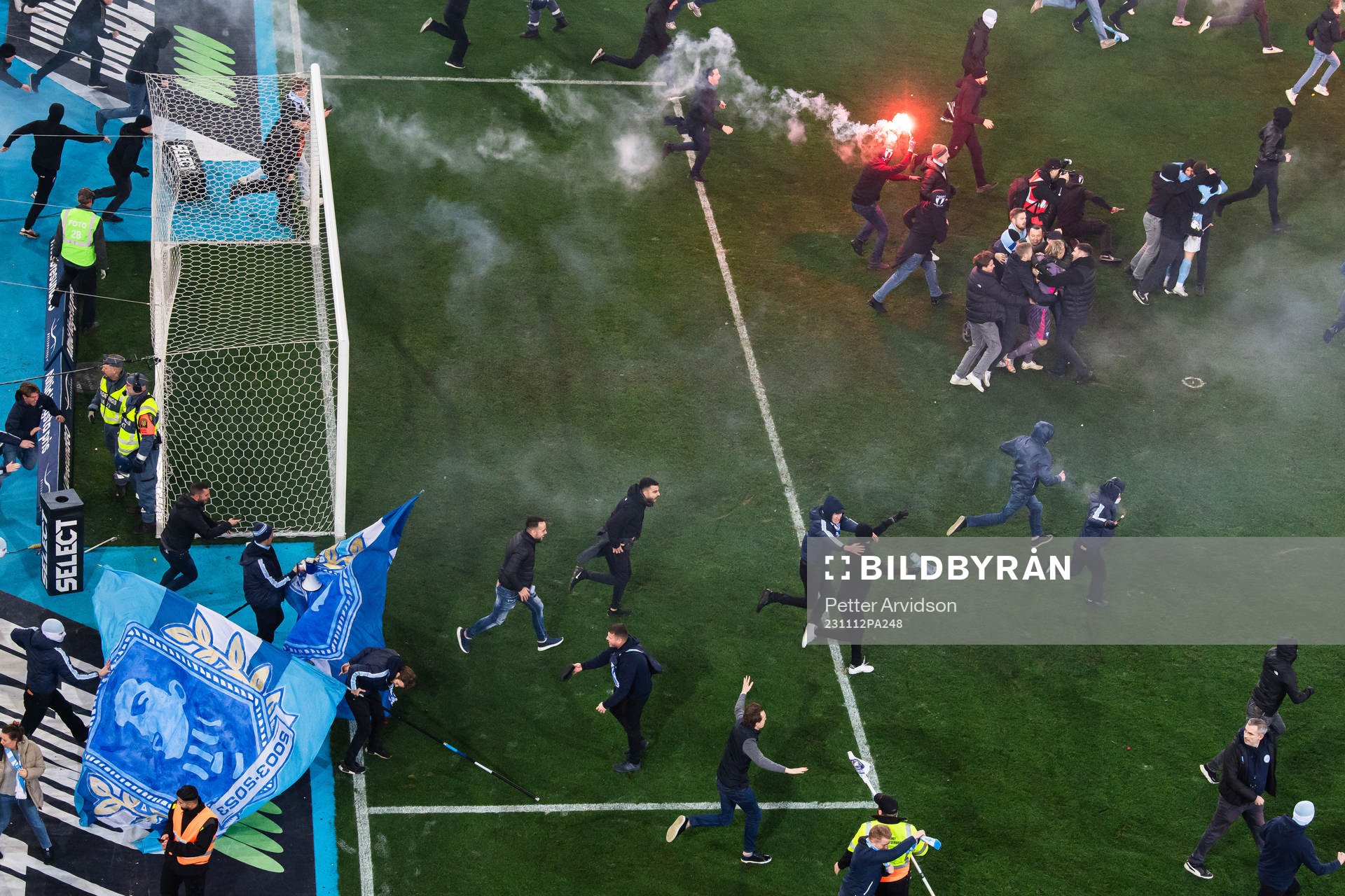 Malmö FFs målvakt Johan Dahlin jublar medan supportar