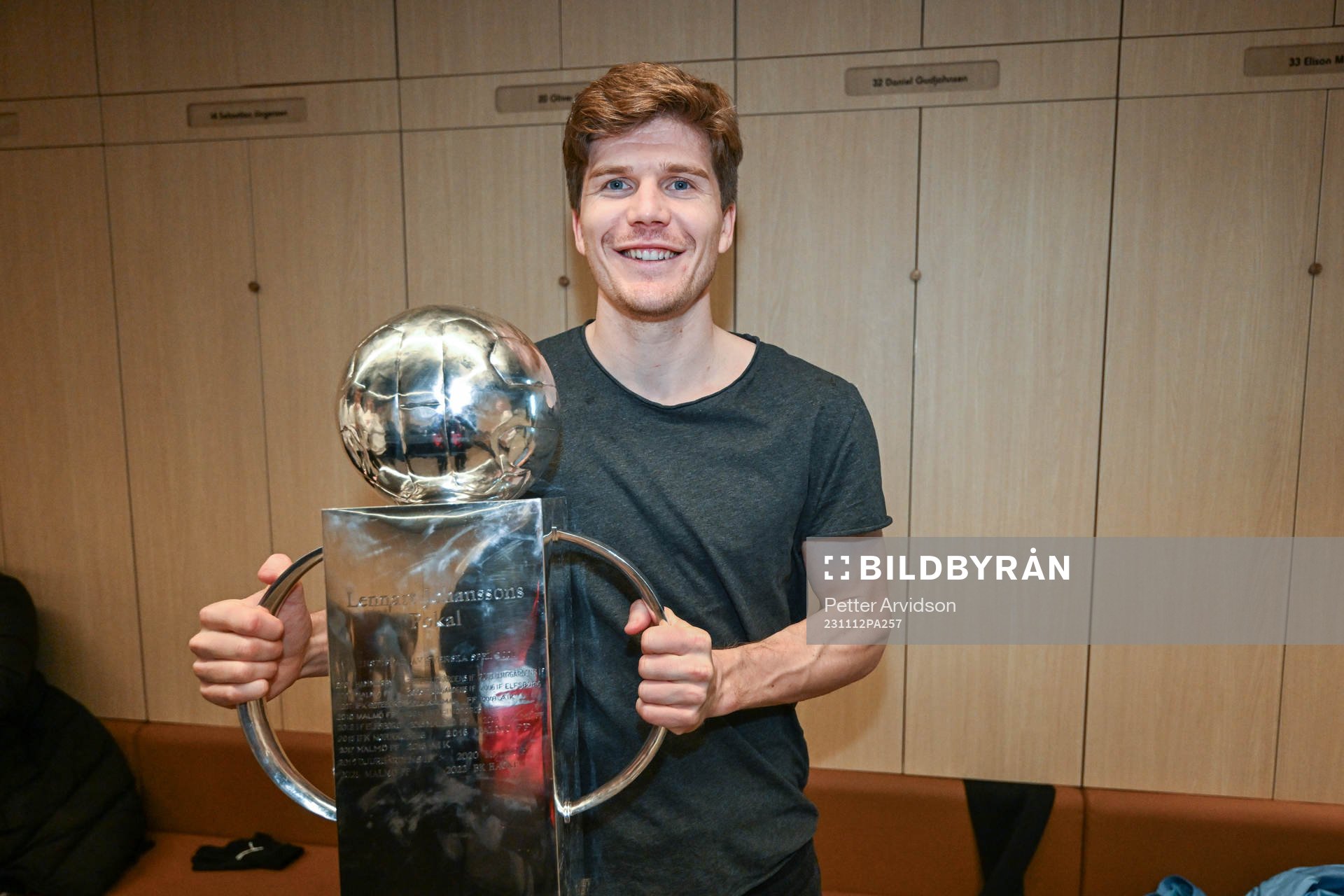 Malmö FFs Oliver Berg jublar med pokalen