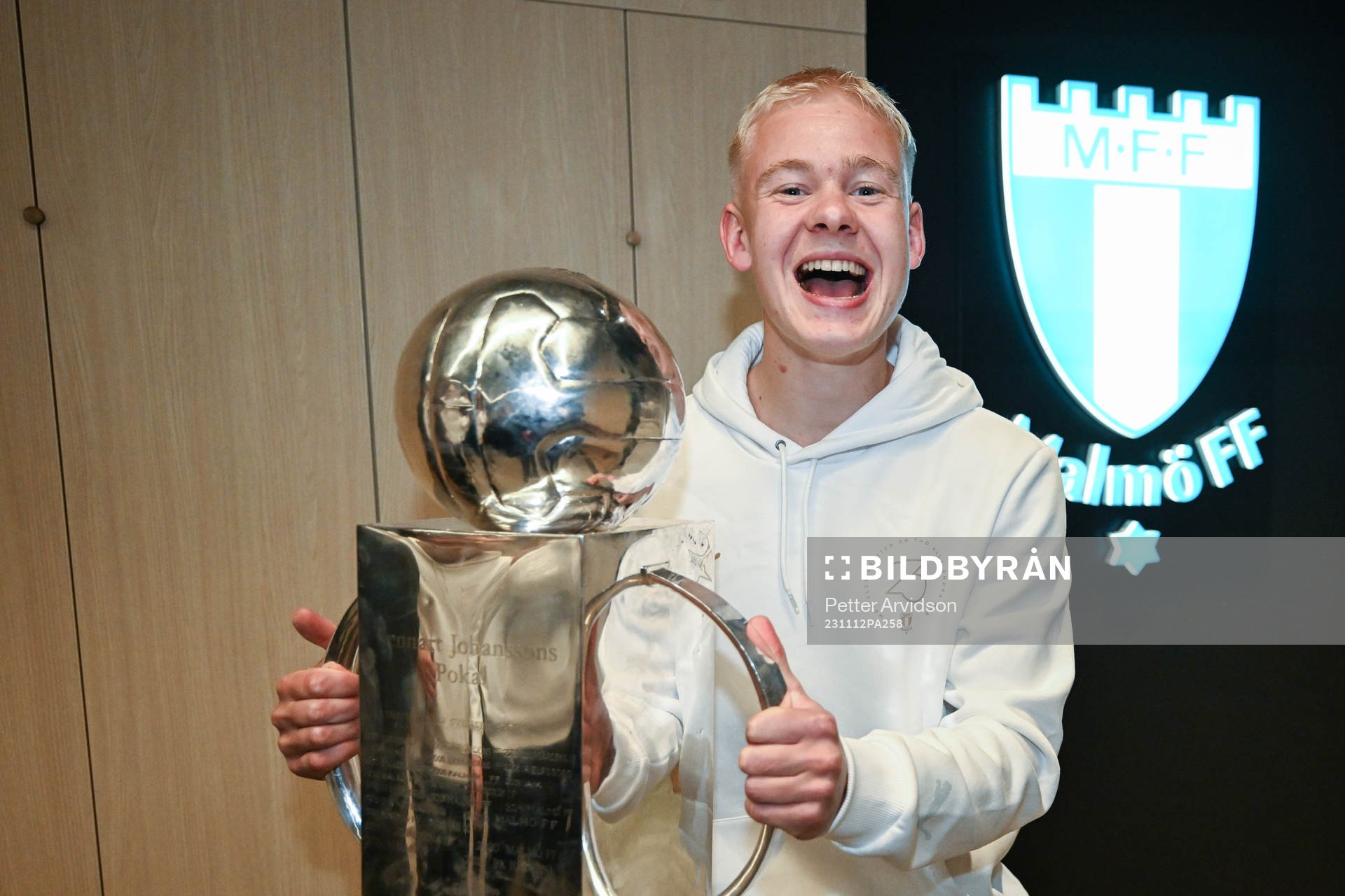 Malmö FFs Otto Rosengren jublar med pokalen