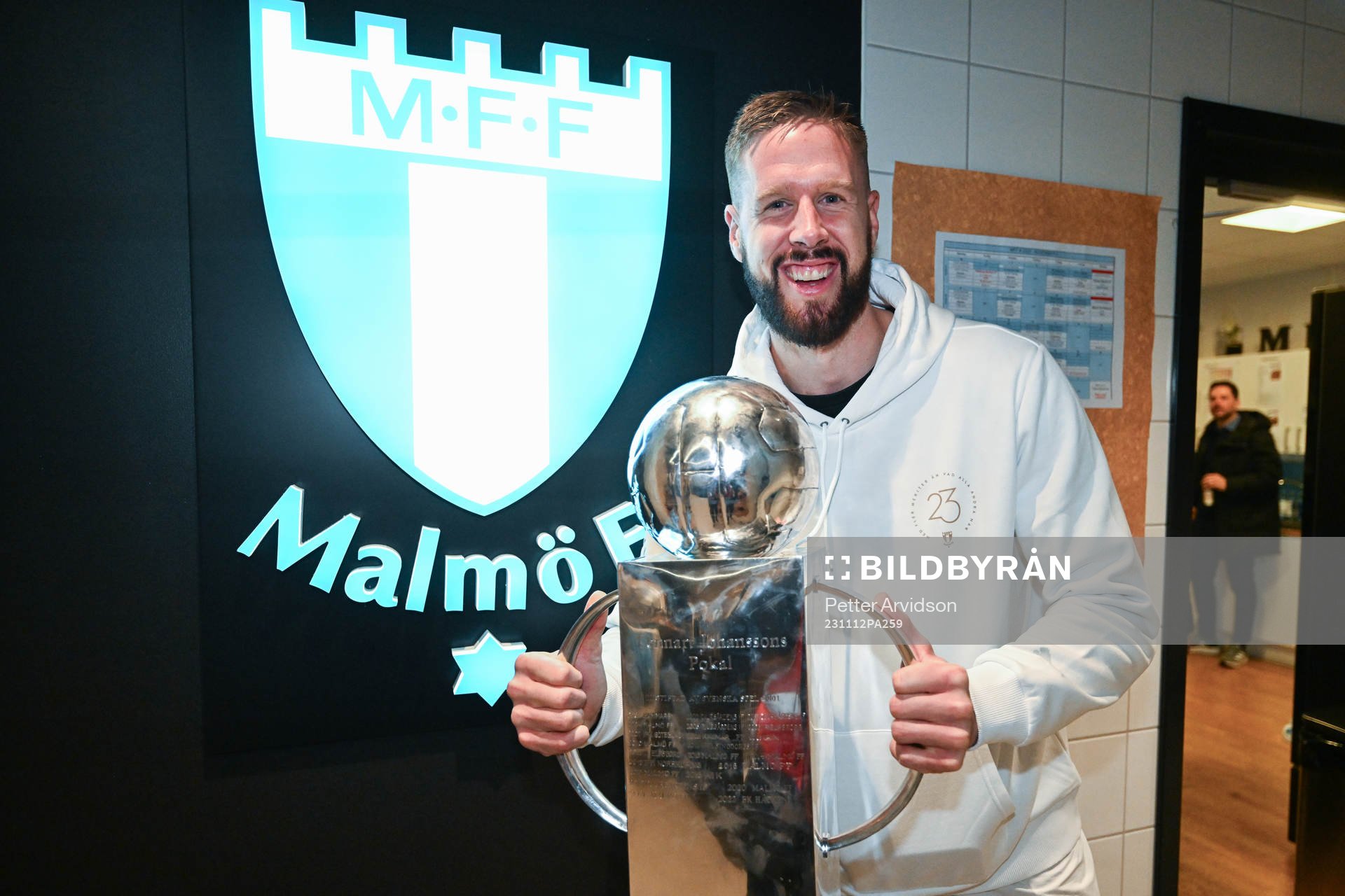 Malmö FFs Pontus Jansson jublar med pokalen