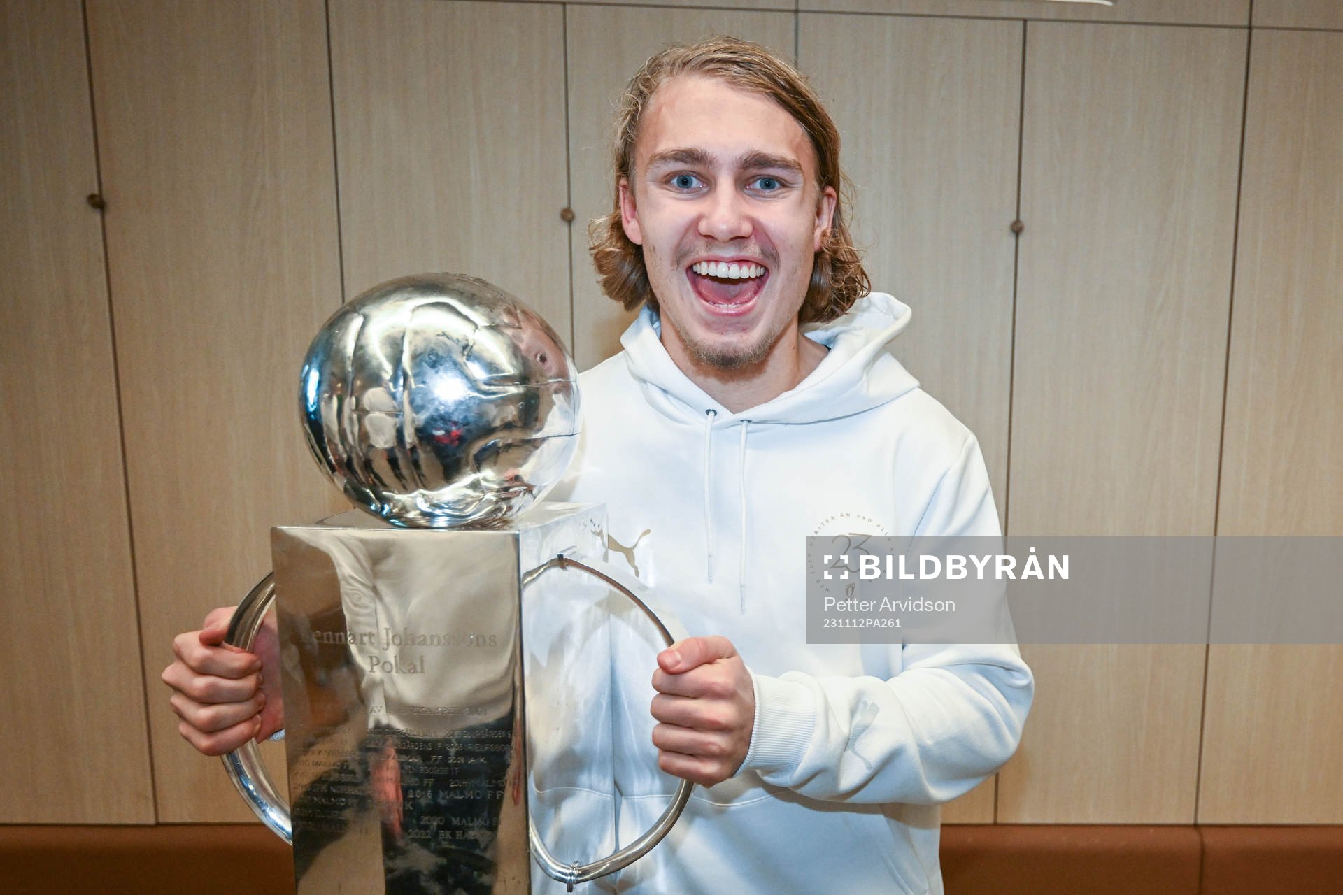 Malmö FFs Sebastian Nanasi  jublar med pokalen