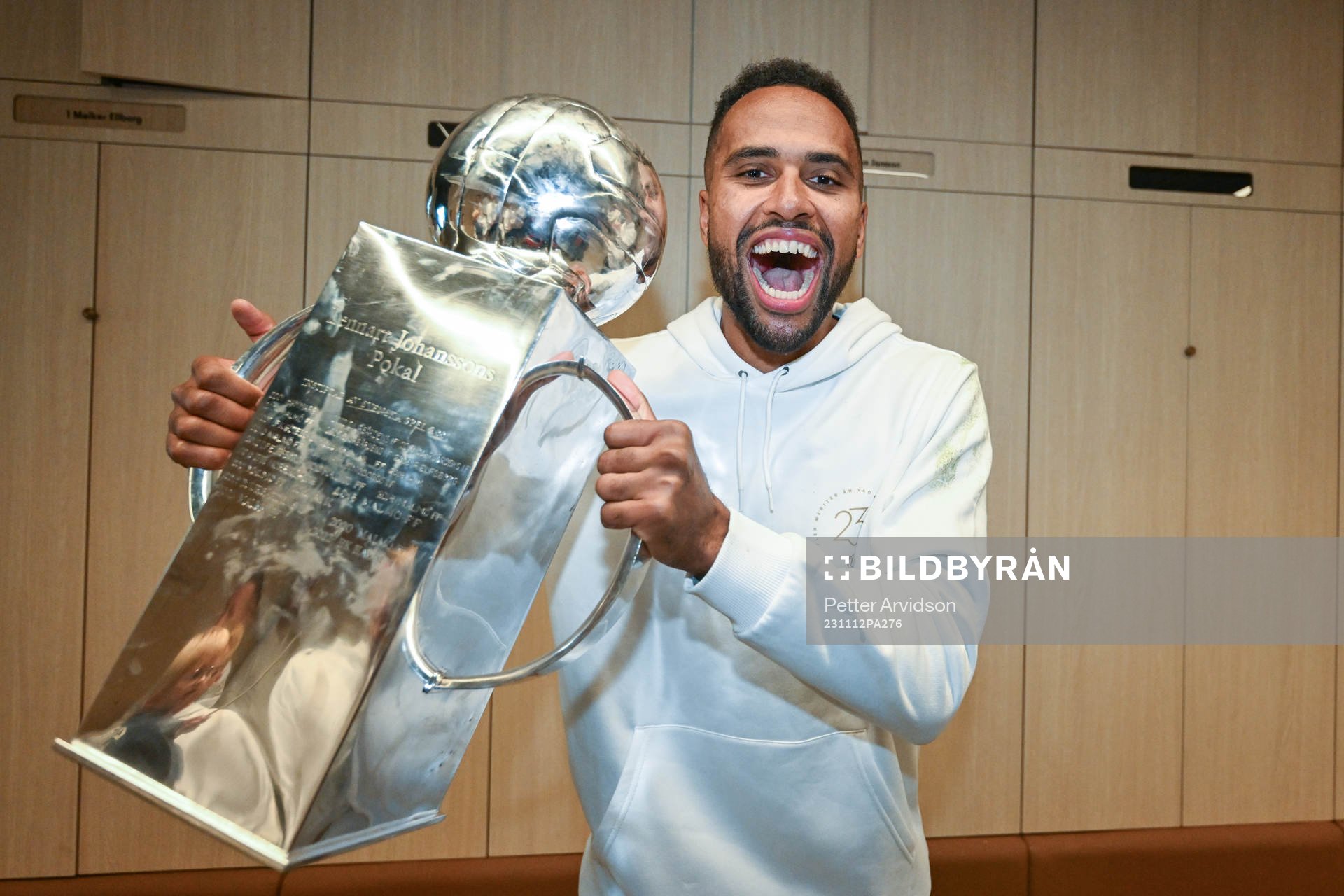 Malmö FFs Isaac Kiese Thelin jublar med pokalen efterr