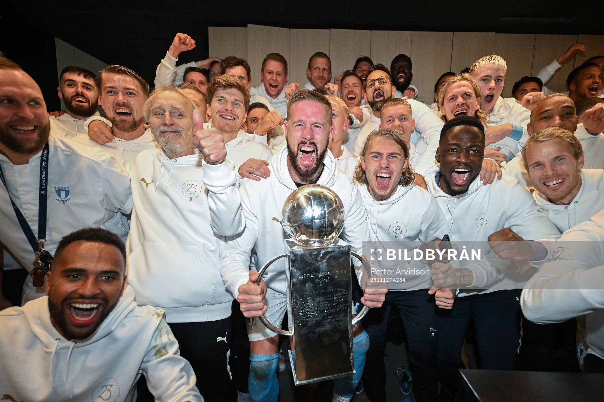 Malmö FFs Pontus Jansson jublar med lagkamrater i