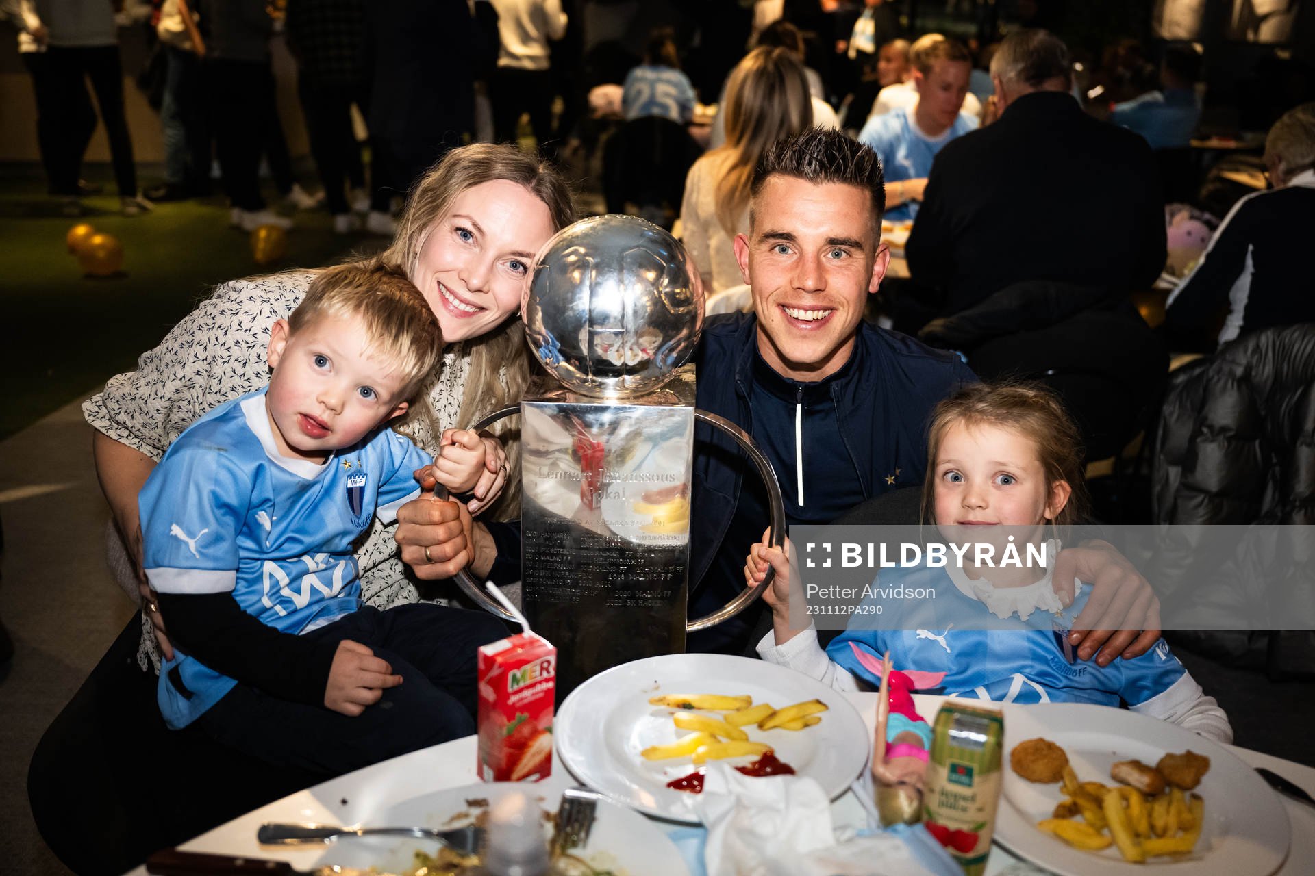 Malmö FFs Jonas Kndusen med familj på guldbanketten för