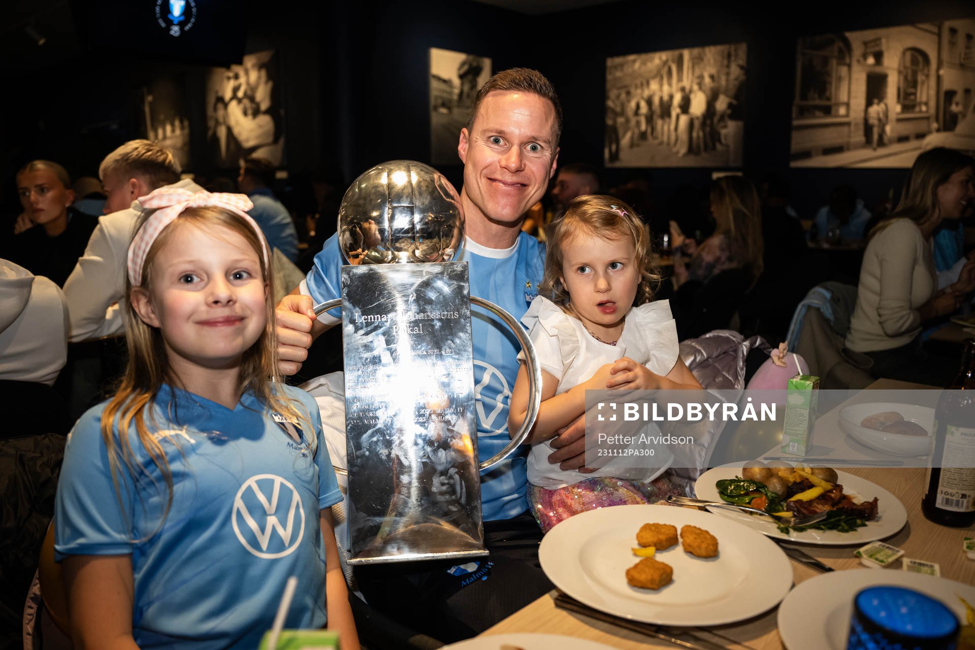 Malmö FFs Niklas Moisander med familj på guldbanketten