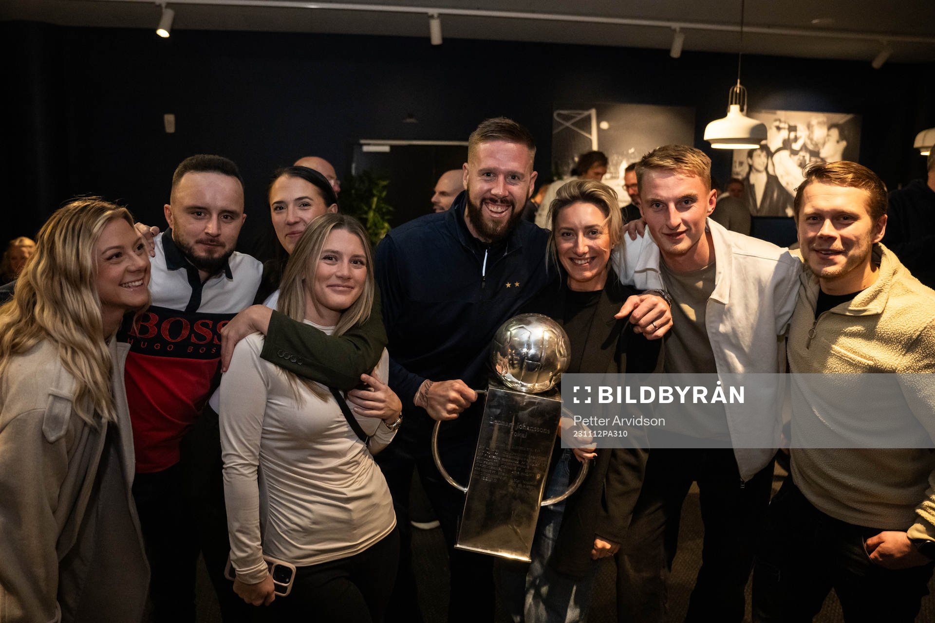 Malmö FFs Pontus Jansson med Lennart Johanssons pokal och
