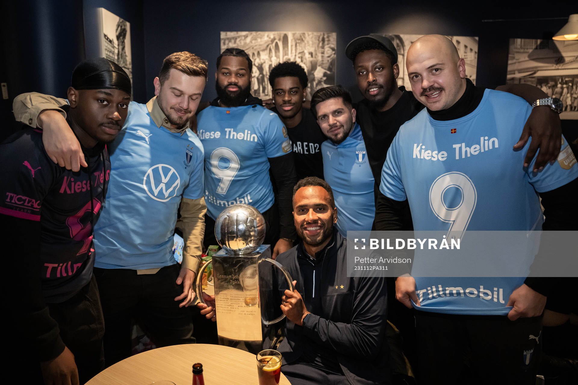Malmö FFs Isaac Kiese Thelin med Lennart Johanssons pokal