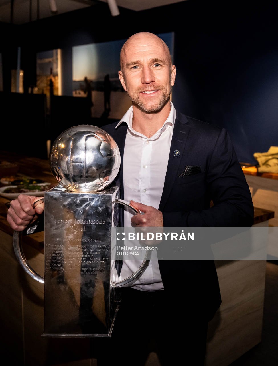 Malmö FFs tränare Henrik Rydström poserar för en bild med Lennart Johanssons pokal på guldbanketten för att fira SM-guldet efter fotbollsmatchen i Allsvenskan mellan Malmö FF och Elfsborg den 12 november 2023 i Malmö. 