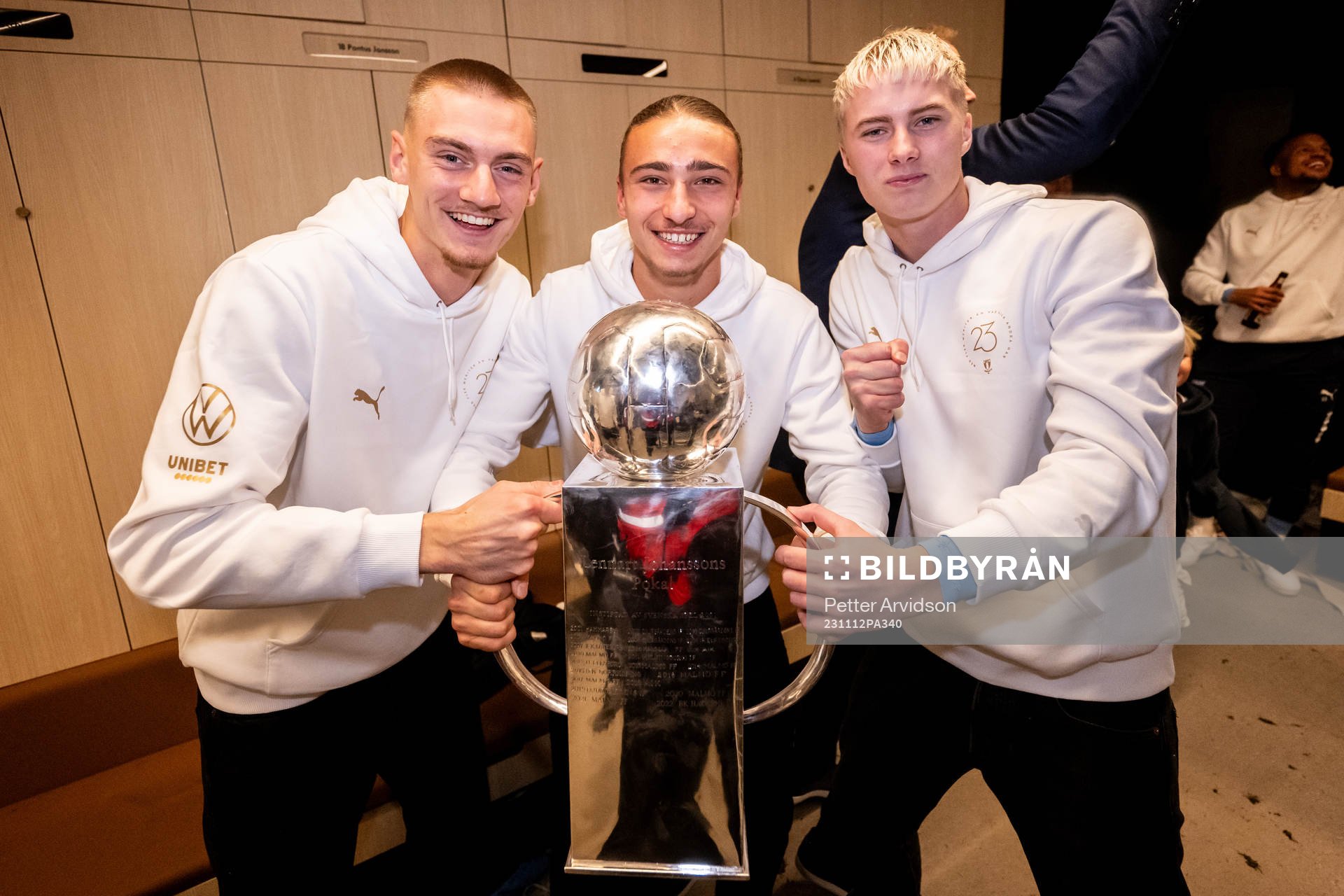 Malmö FFs målvakt Marcus Pettersson, Elison Makolli och Daniel Gudjohnsen jublar med Lennart Johanssons pokal i omklädningsrummet för att fira SM-guldet efter fotbollsmatchen i Allsvenskan mellan Malmö FF och Elfsborg den 12 november 2023 i Malmö.