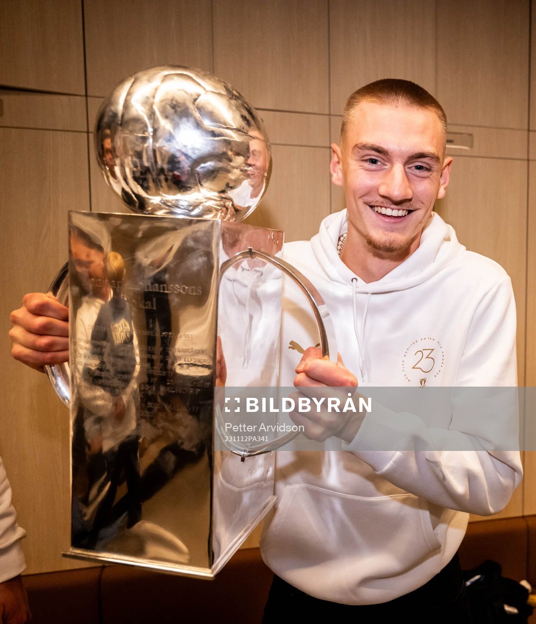 Malmö FFs målvakt Marcus Pettersson jublar med Lennart Johanssons pokal i omklädningsrummet för att fira SM-guldet efter fotbollsmatchen i Allsvenskan mellan Malmö FF och Elfsborg den 12 november 2023 i Malmö.
