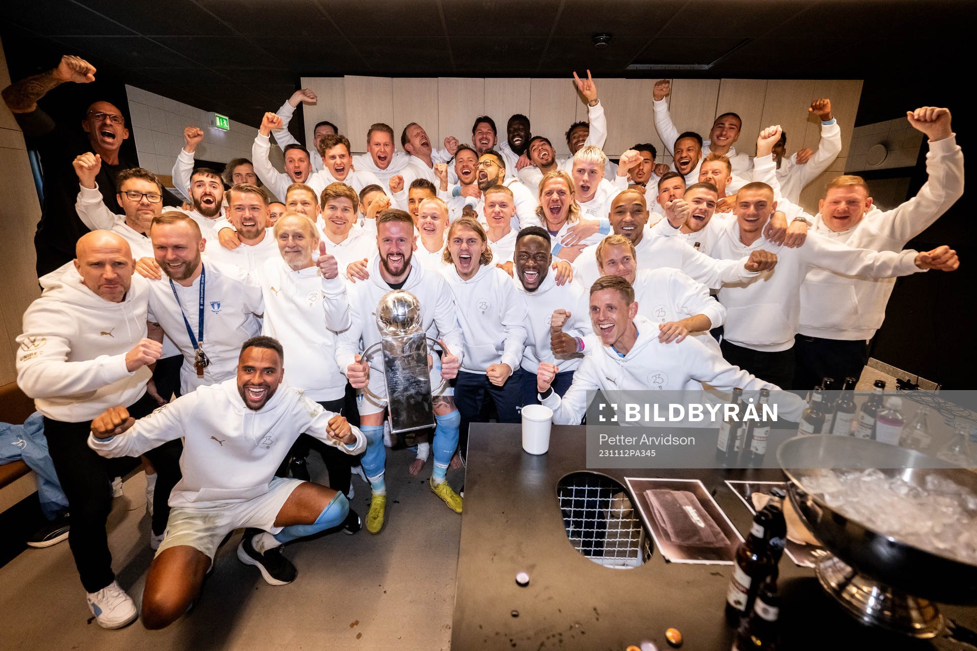 Malmö FFs spelare och ledare jublar med Lennart Johanssons pokal i omklädningsrummet för att fira SM-guldet efter fotbollsmatchen i Allsvenskan mellan Malmö FF och Elfsborg den 12 november 2023 i Malmö.