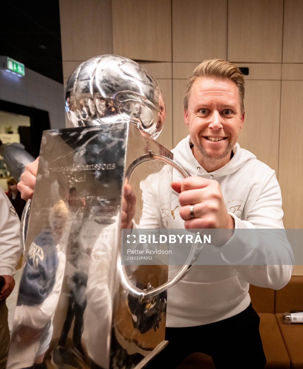 Malmö FFs fysioterapeut Jesper Robertsson jublar med Lennart Johanssons pokal i omklädningsrummet för att fira SM-guldet efter fotbollsmatchen i Allsvenskan mellan Malmö FF och Elfsborg den 12 november 2023 i Malmö.