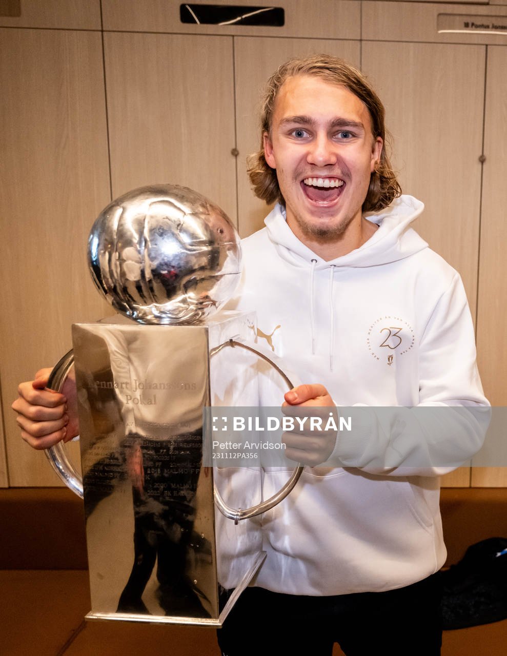 Malmö FFs Sebastian Nanasi jublar med Lennart Johanssons
