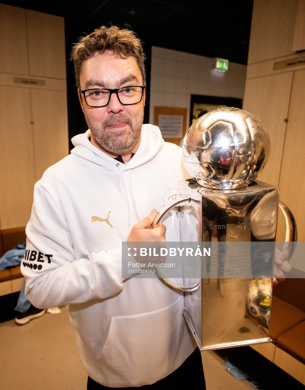 Malmö FFs materialförvaltare Daniel Möller jublar med Lennart Johanssons pokal i omklädningsrummet för att fira SM-guldet efter fotbollsmatchen i Allsvenskan mellan Malmö FF och Elfsborg den 12 november 2023 i Malmö.