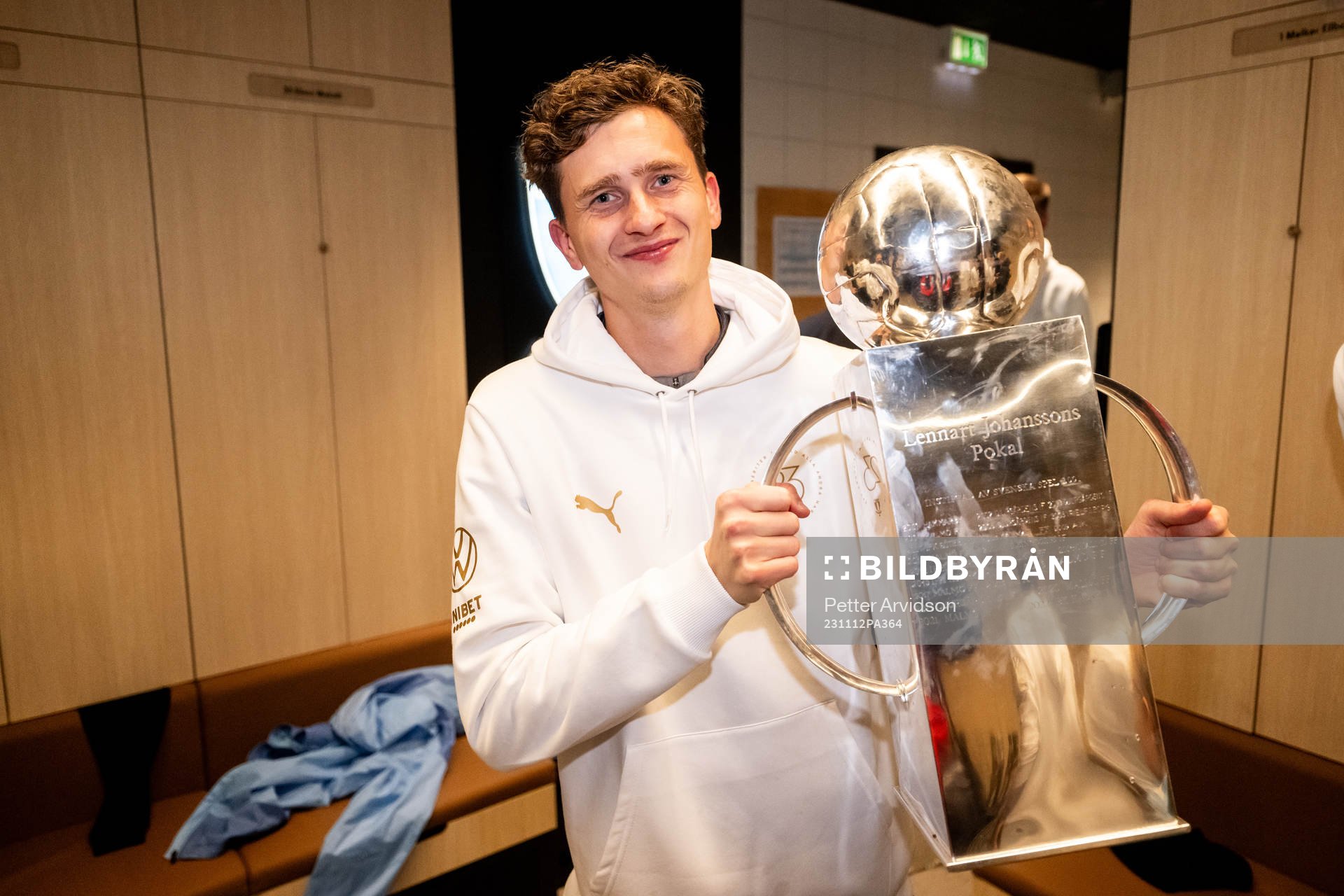 Malmö FFs assisterande tränare Martin Falk jublar med