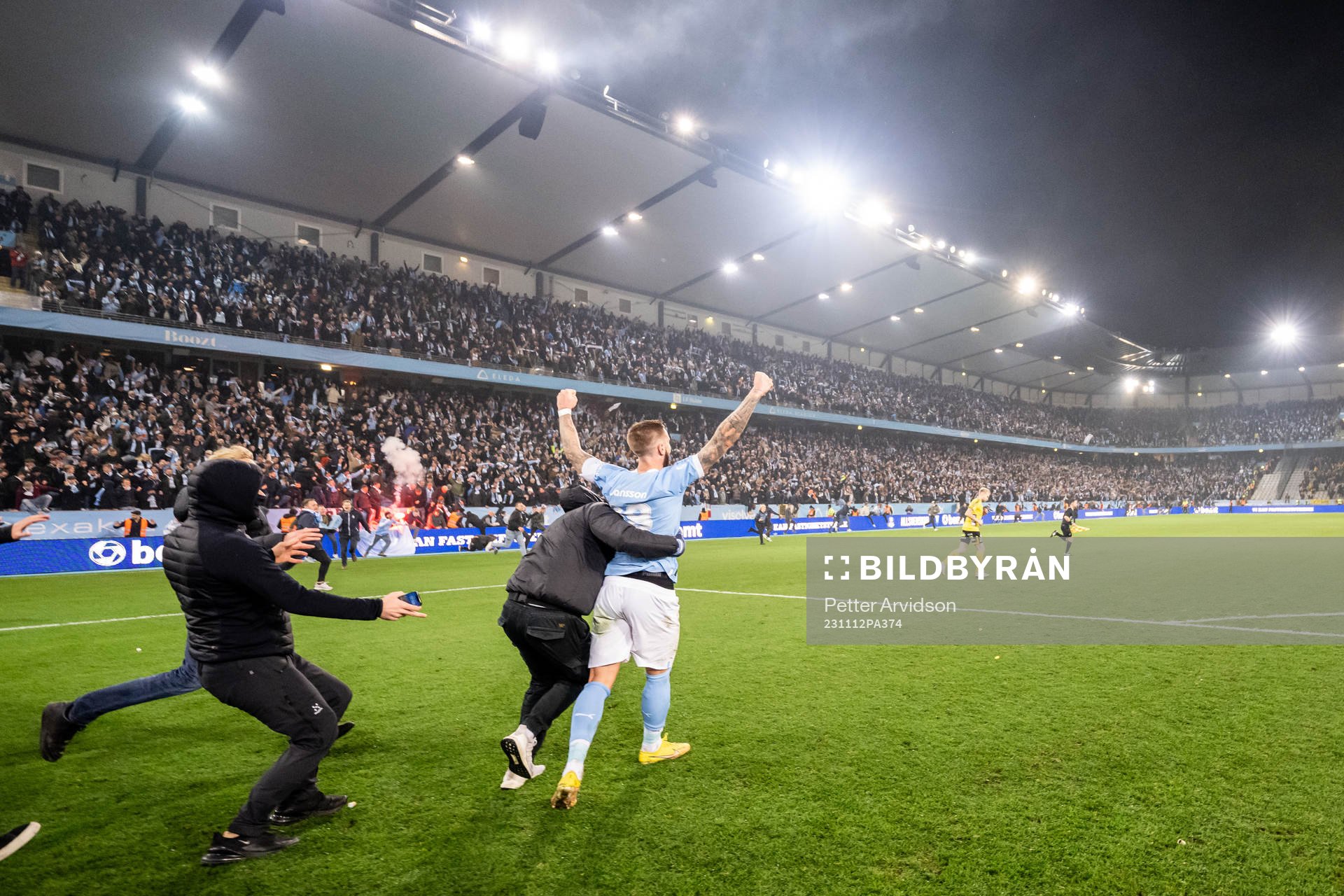 Malmö FFs Pontus Jansson och supportrar jublar över