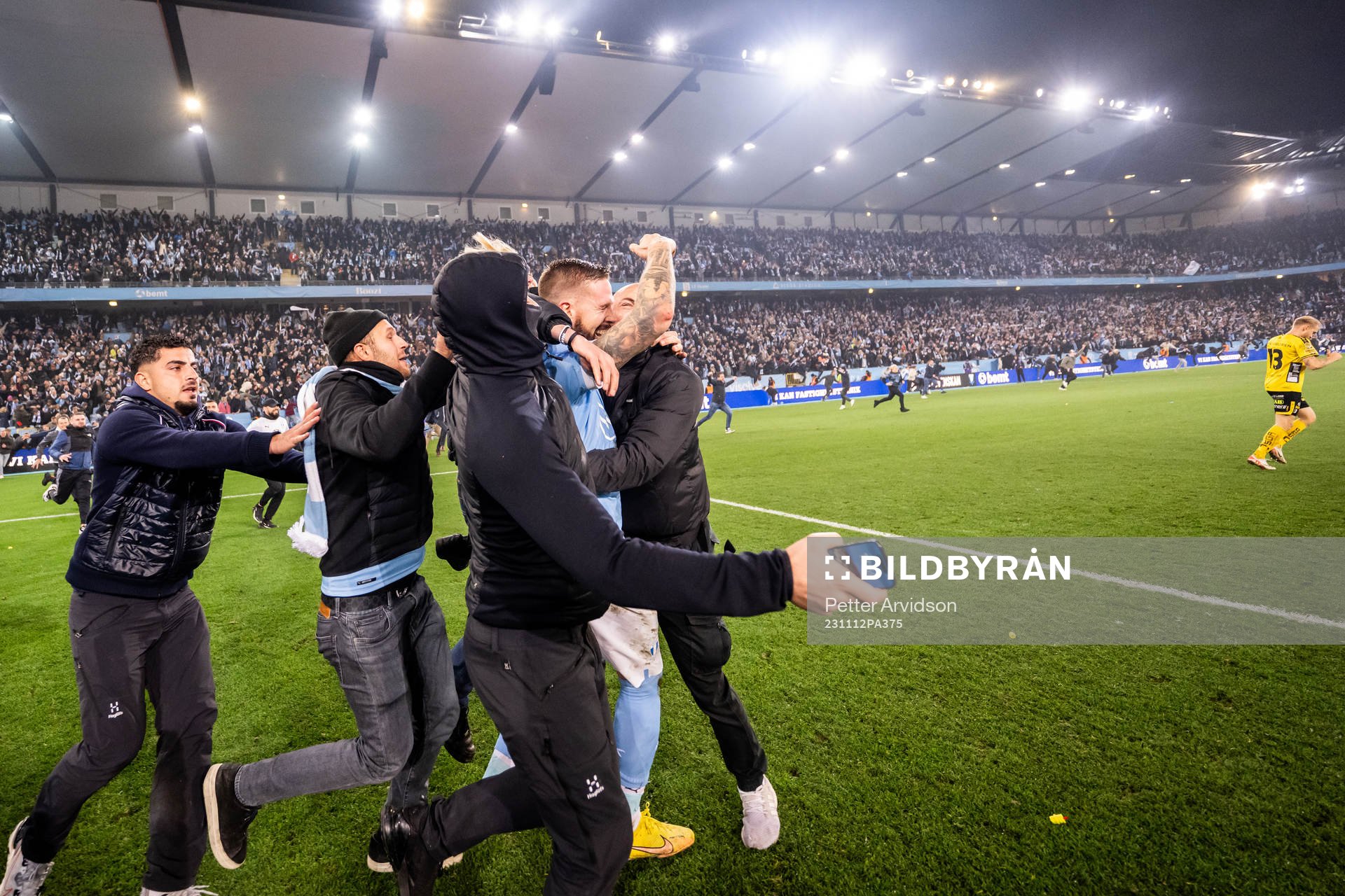 Malmö FFs Pontus Jansson och supportrar jublar över