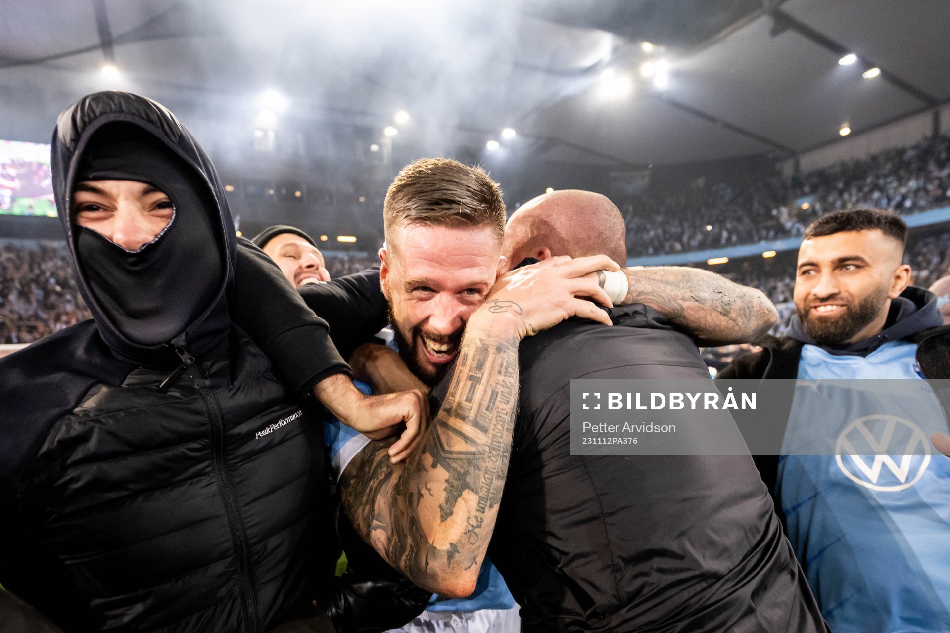 Malmö FFs Pontus Jansson och supportrar jublar över