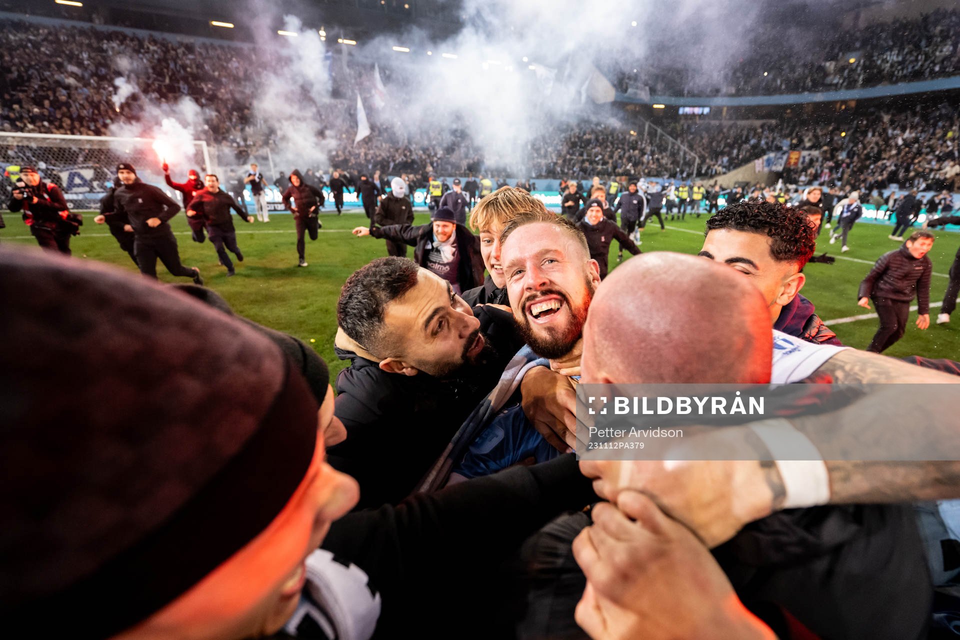 Malmö FFs Pontus Jansson och supportrar jublar över