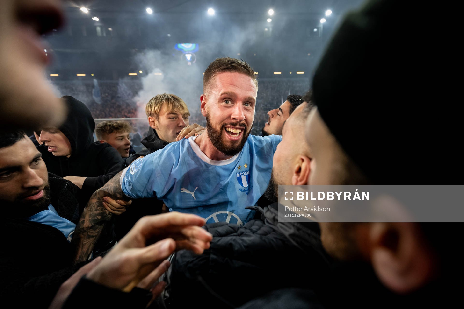 Malmö FFs Pontus Jansson och supportrar jublar över