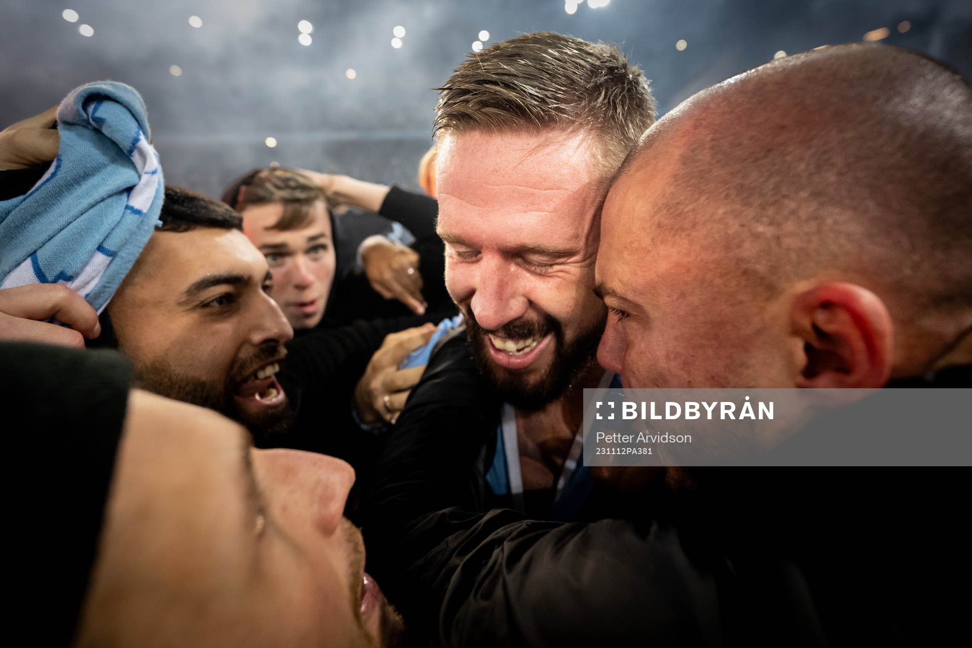 Malmö FFs Pontus Jansson och supportrar jublar över