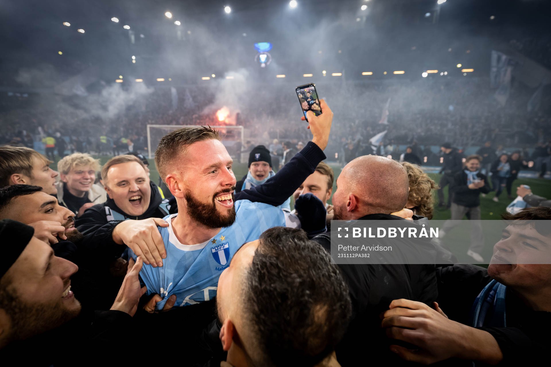 Malmö FFs Pontus Jansson och supportrar jublar över