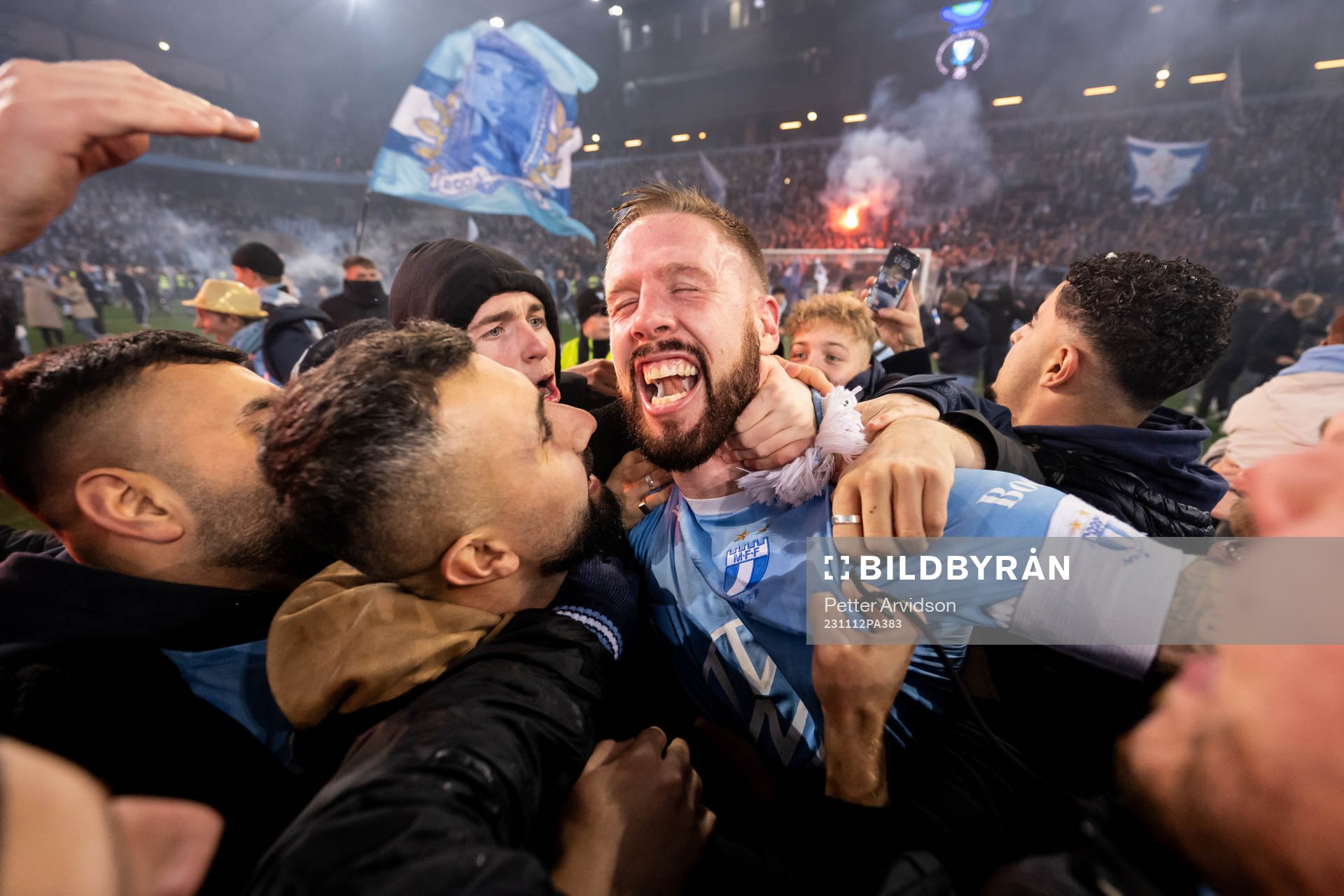 Malmö FFs Pontus Jansson och supportrar jublar över