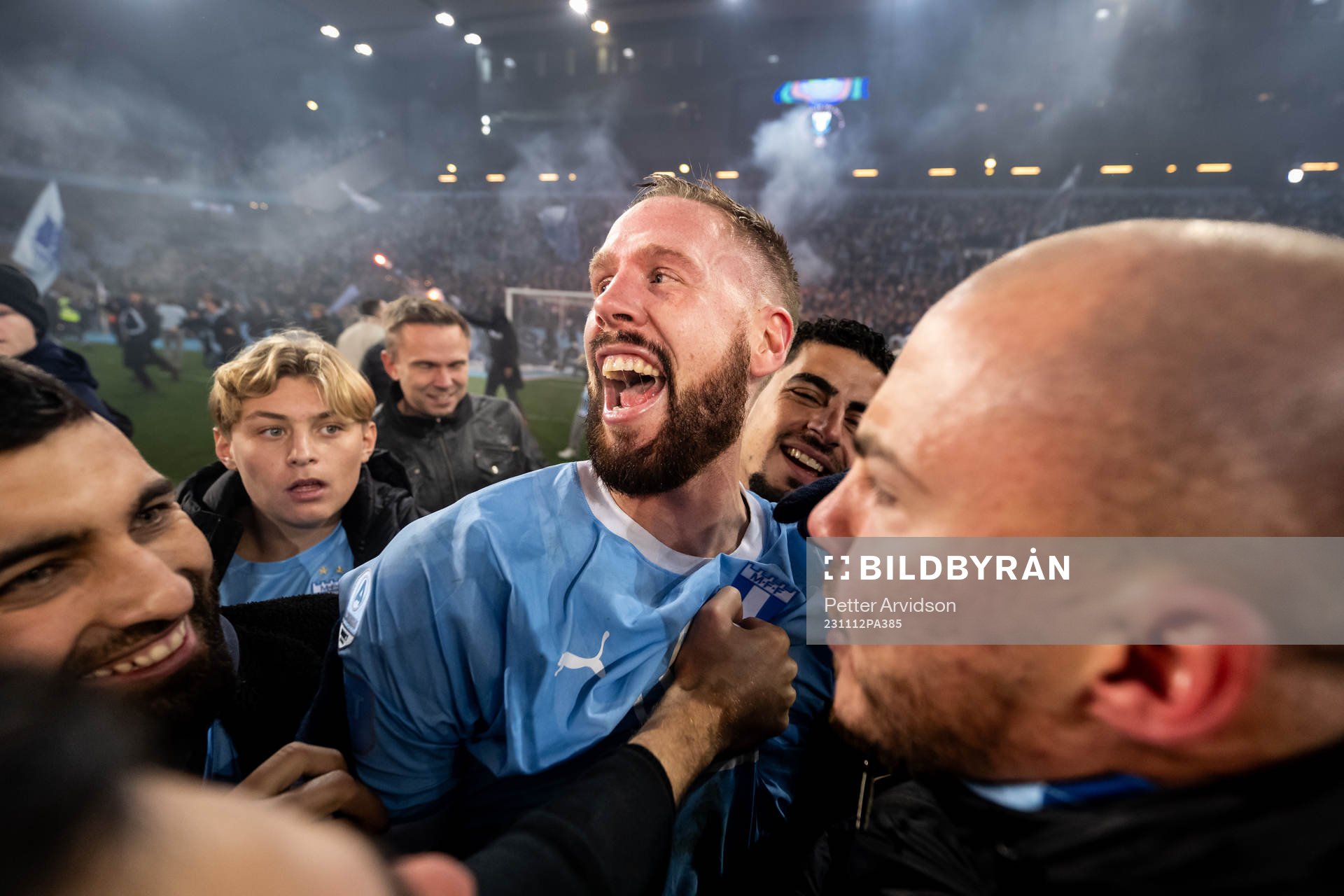 Malmö FFs Pontus Jansson och supportrar jublar över