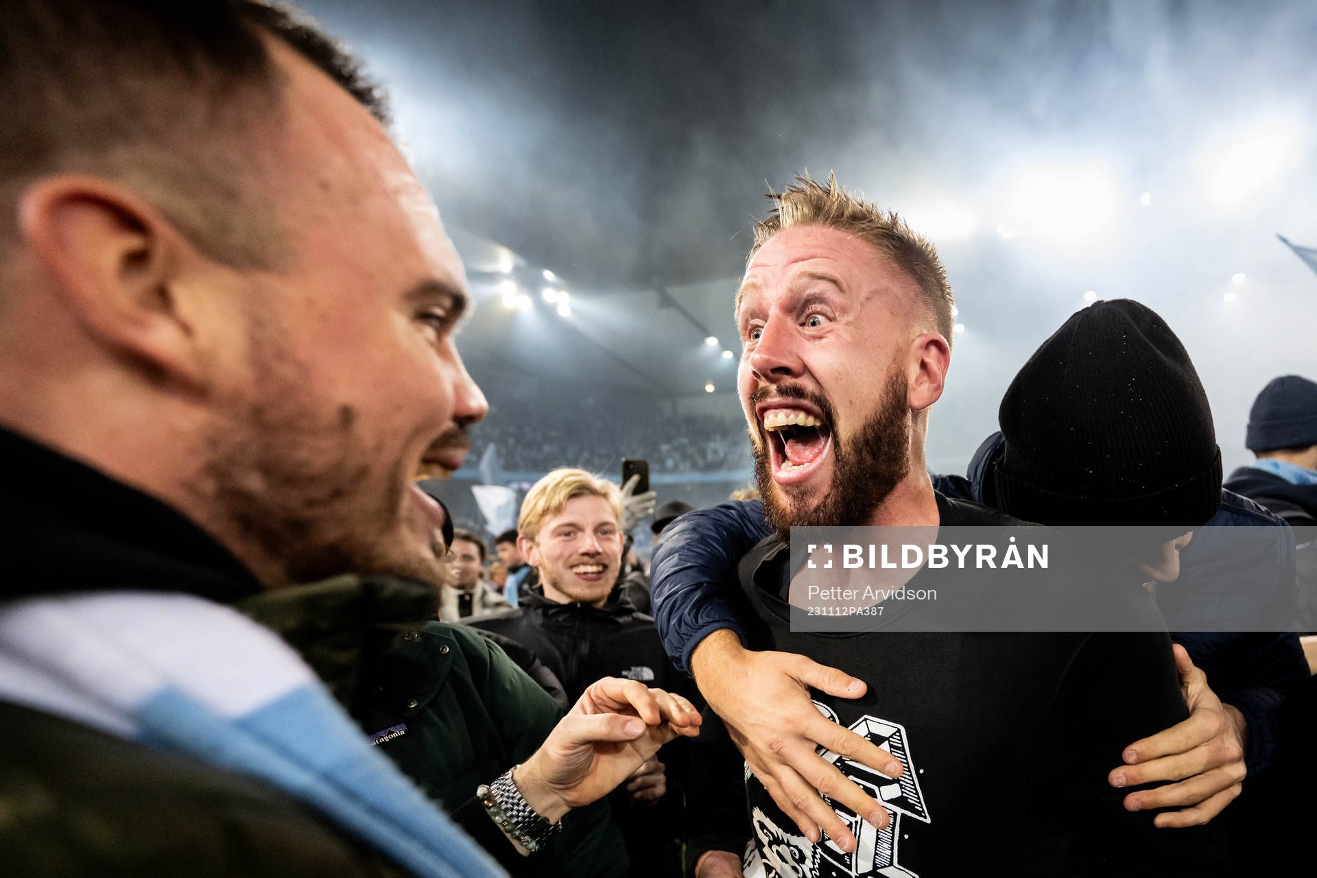 Malmö FFs Pontus Jansson och supportrar jublar över