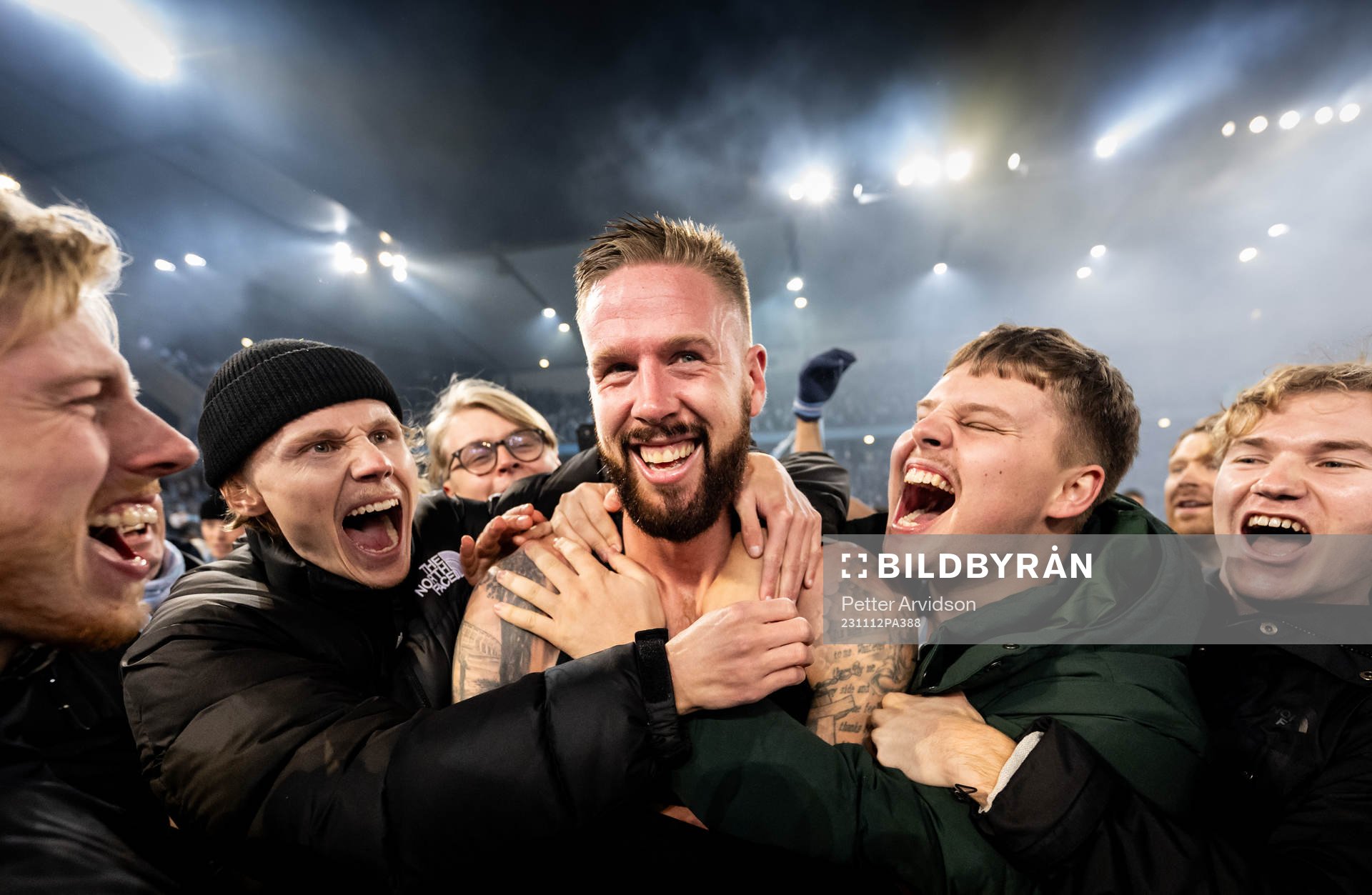 Malmö FFs Pontus Jansson och supportrar jublar över