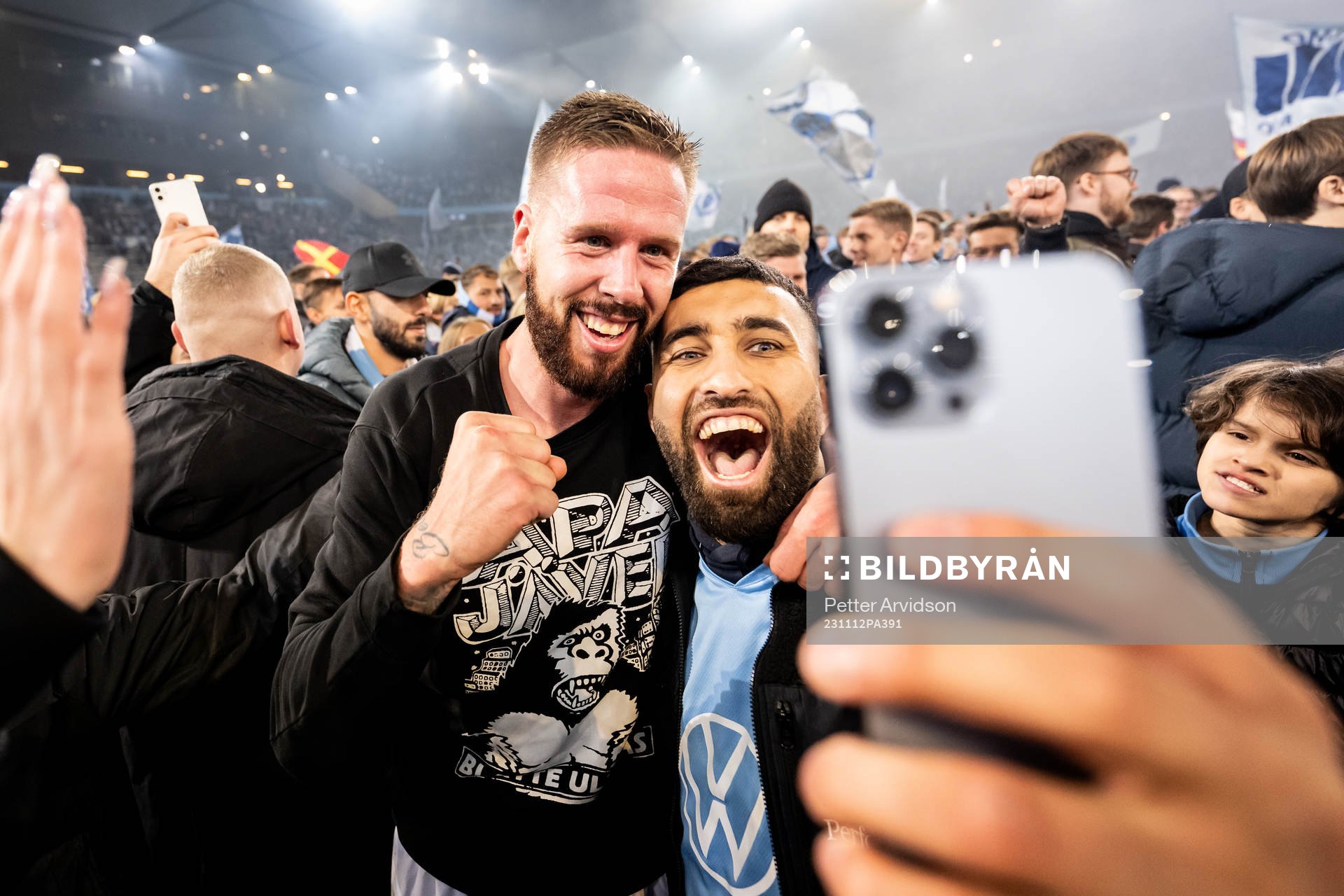 Malmö FFs Pontus Jansson och supportrar jublar över