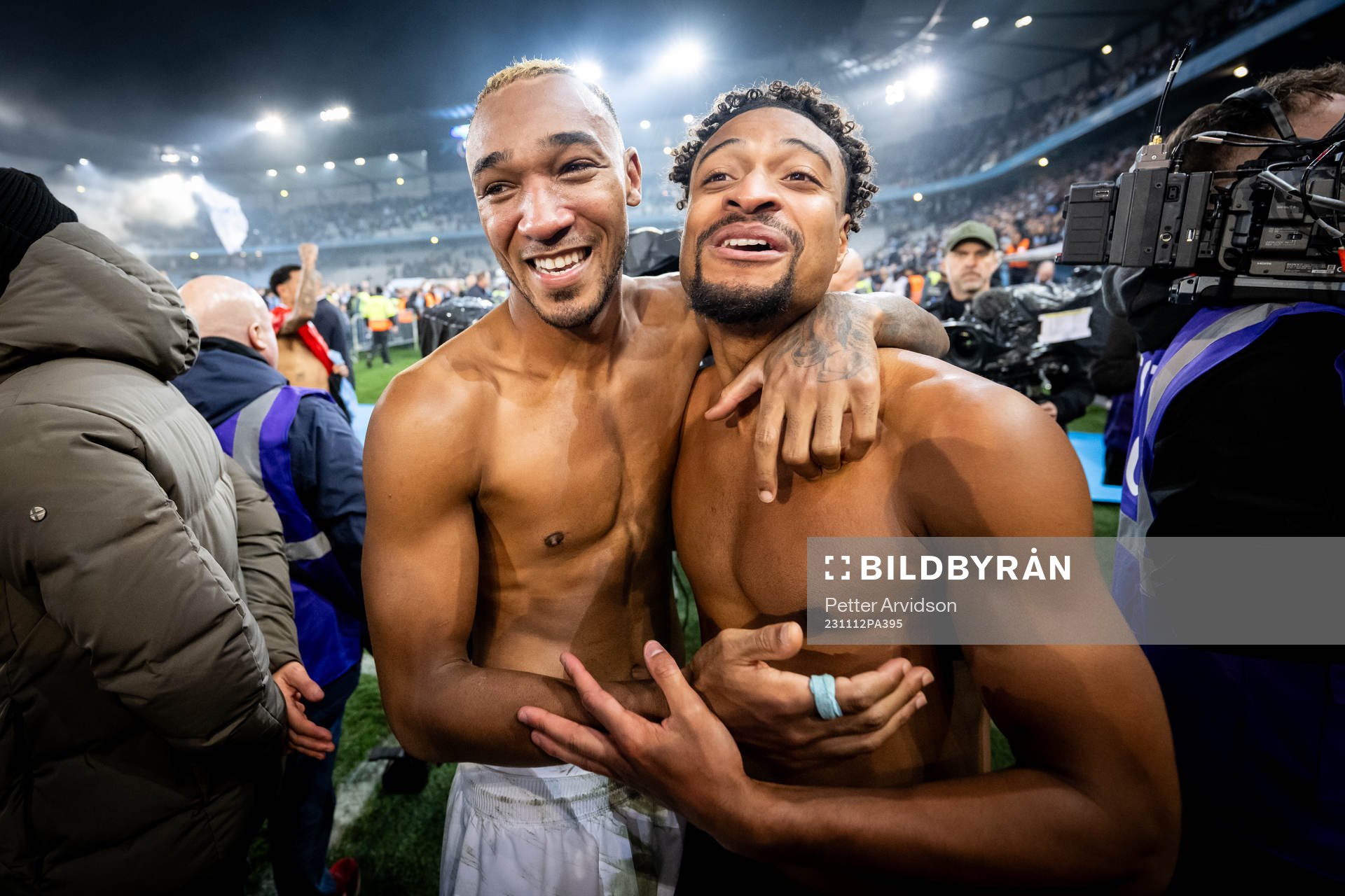 Malmö FFs Derek Cornelius och Joseph Ceesay jublar över