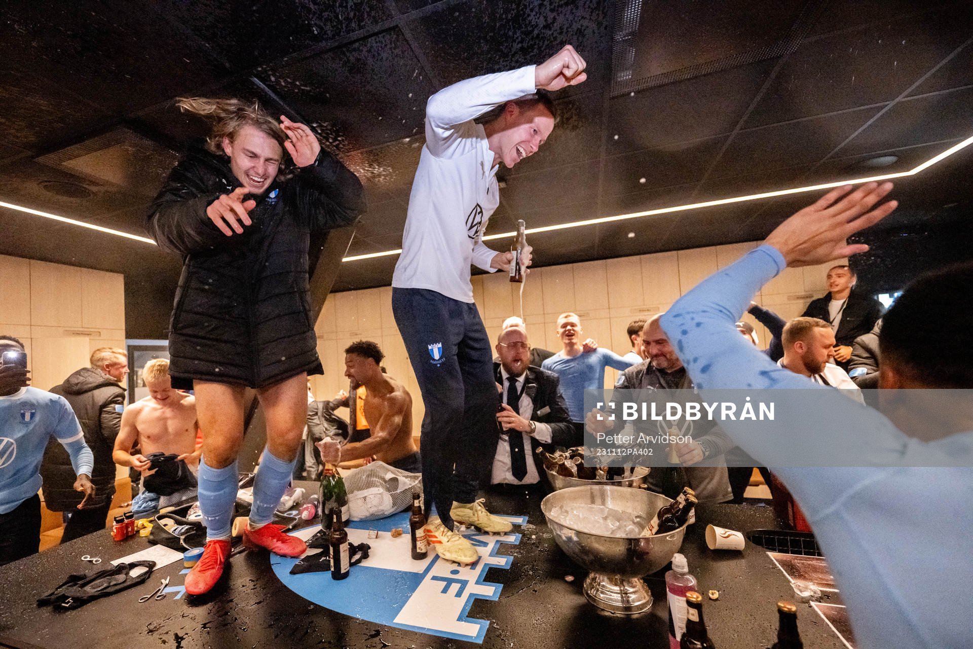 Malmö FFs Sebastian Nanasi och Niklas Moisander jublar över SM-guldet i omklädningsrummet efter fotbollsmatchen i Allsvenskan mellan Malmö FF och Elfsborg den 12 november 2023 i Malmö.