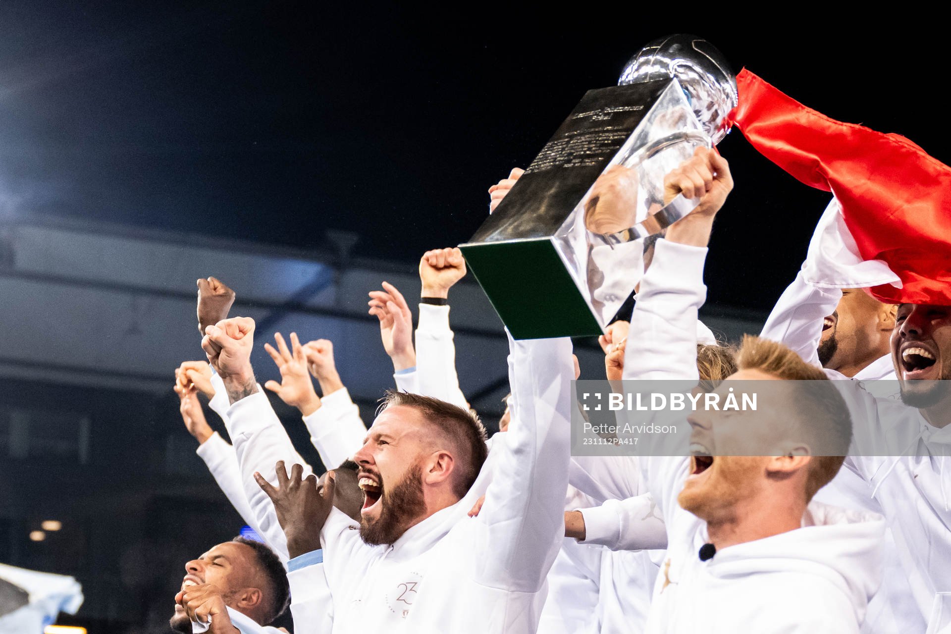 Malmö FFs Pontus Jansson och Anders Christiansen höjer Lennart Johanssons pokal och jublar över SM-guldet under prisceremonin efter fotbollsmatchen i Allsvenskan mellan Malmö FF och Elfsborg den 12 november 2023 i Malmö.