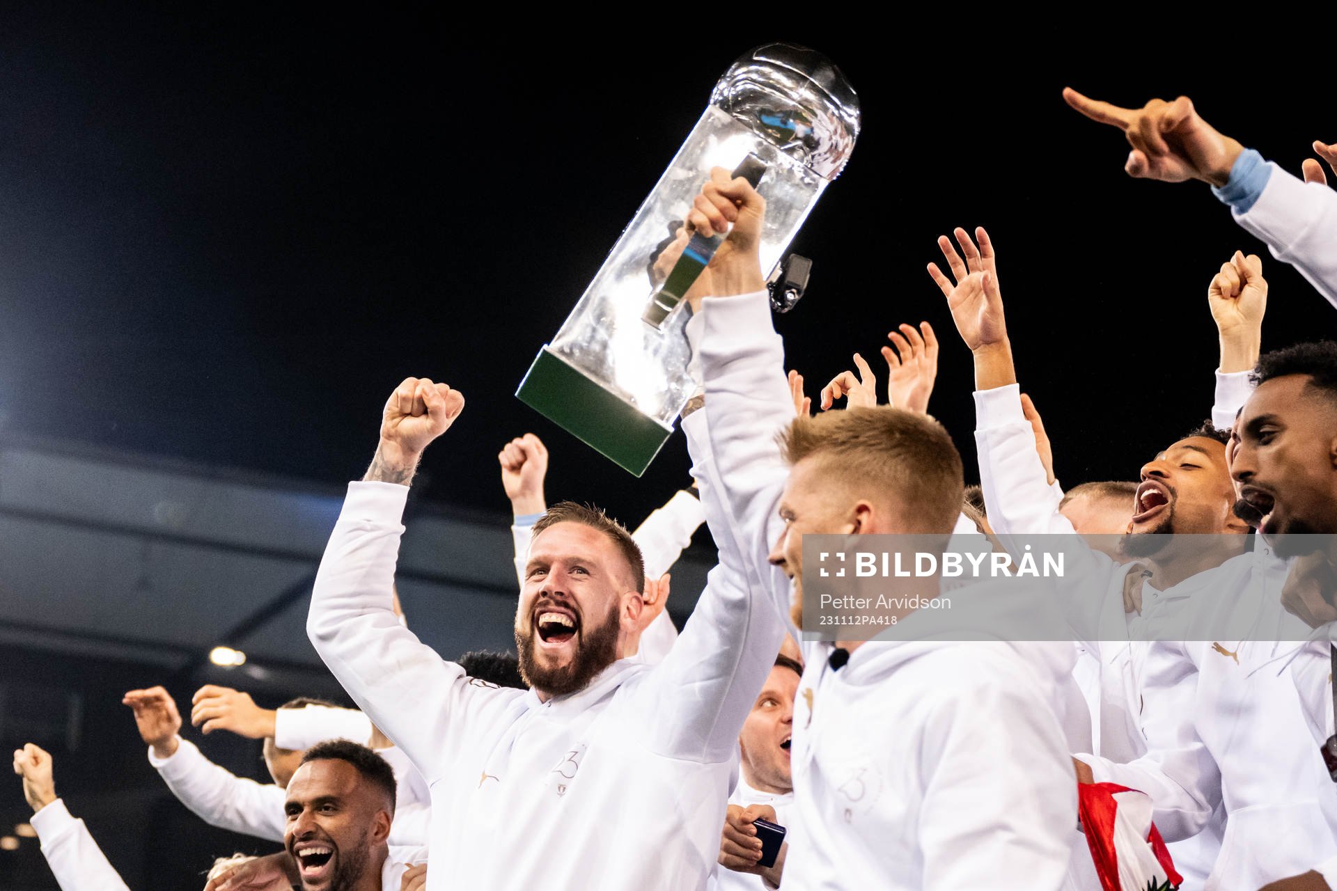 Malmö FFs Pontus Jansson och Anders Christiansen höjer Lennart Johanssons pokal och jublar över SM-guldet under prisceremonin efter fotbollsmatchen i Allsvenskan mellan Malmö FF och Elfsborg den 12 november 2023 i Malmö.